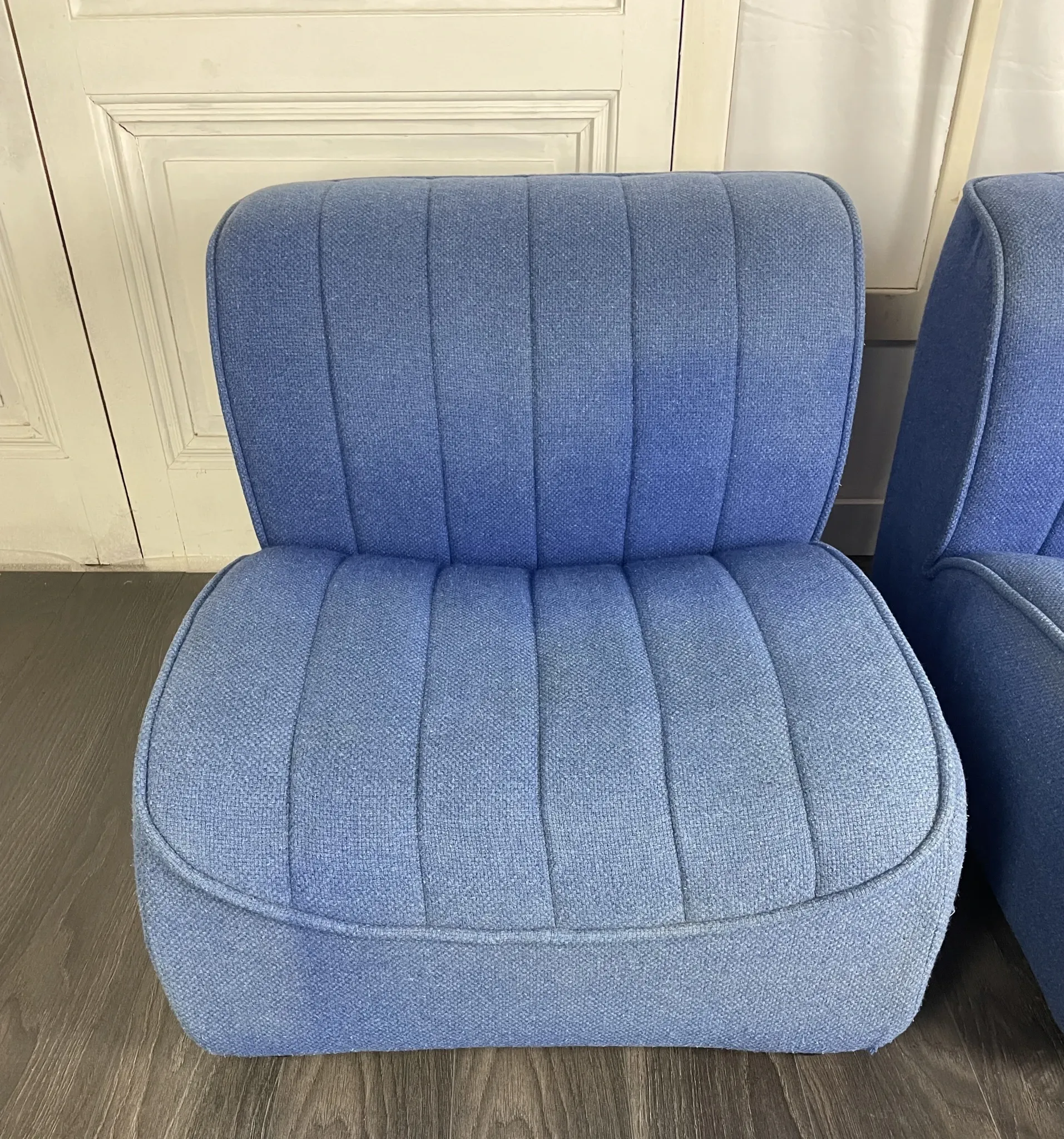 Paire de chauffeuses en drap de laine bleu