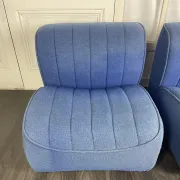 Paire de chauffeuses en drap de laine bleu