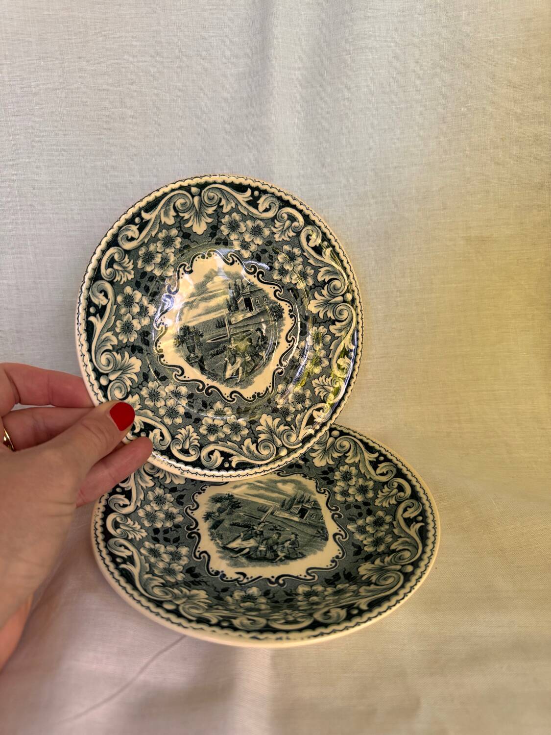 Ensemble de 2 petites assiettes en faïence hollandaise de Maestricht