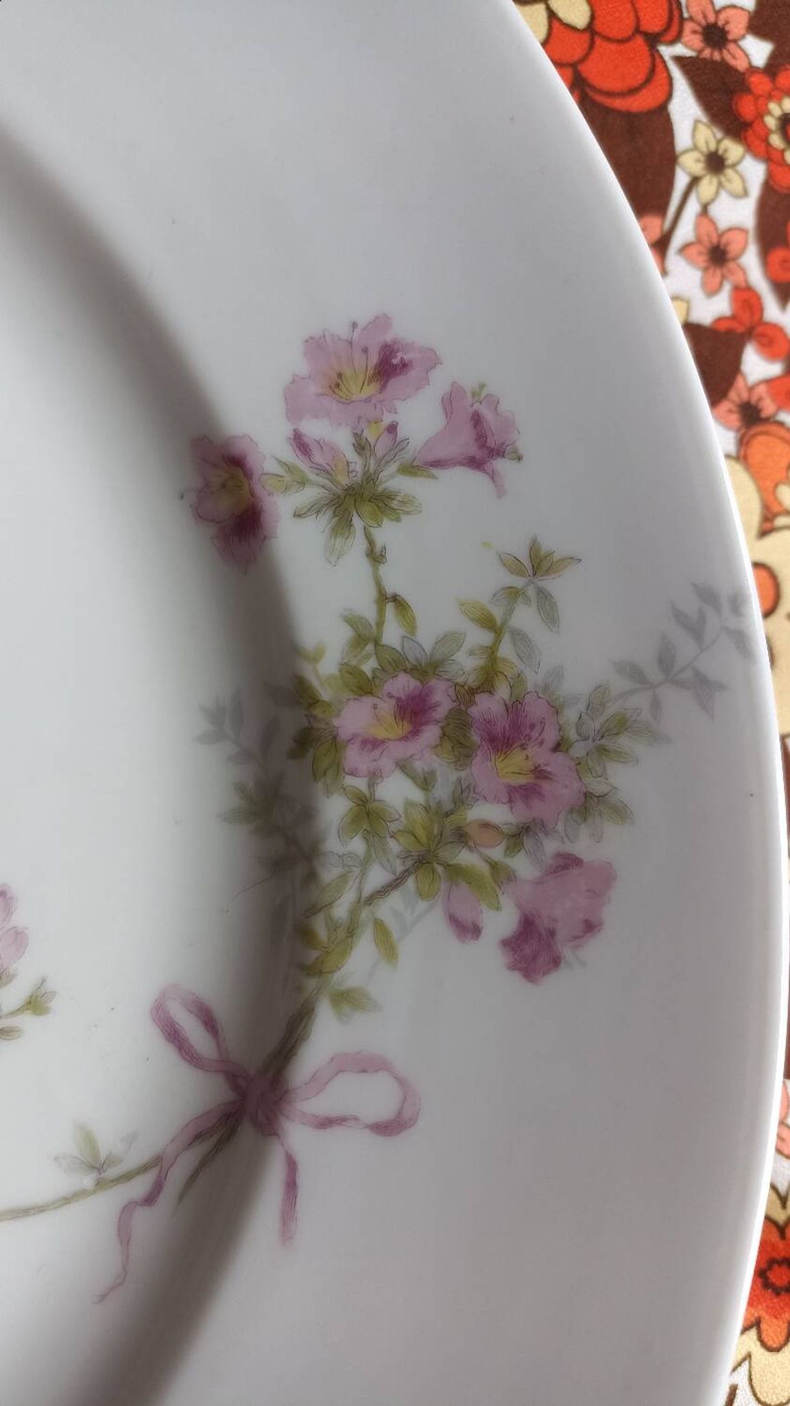 Plat de service en porcelaine de Limoges William Guérin et Compagnie
