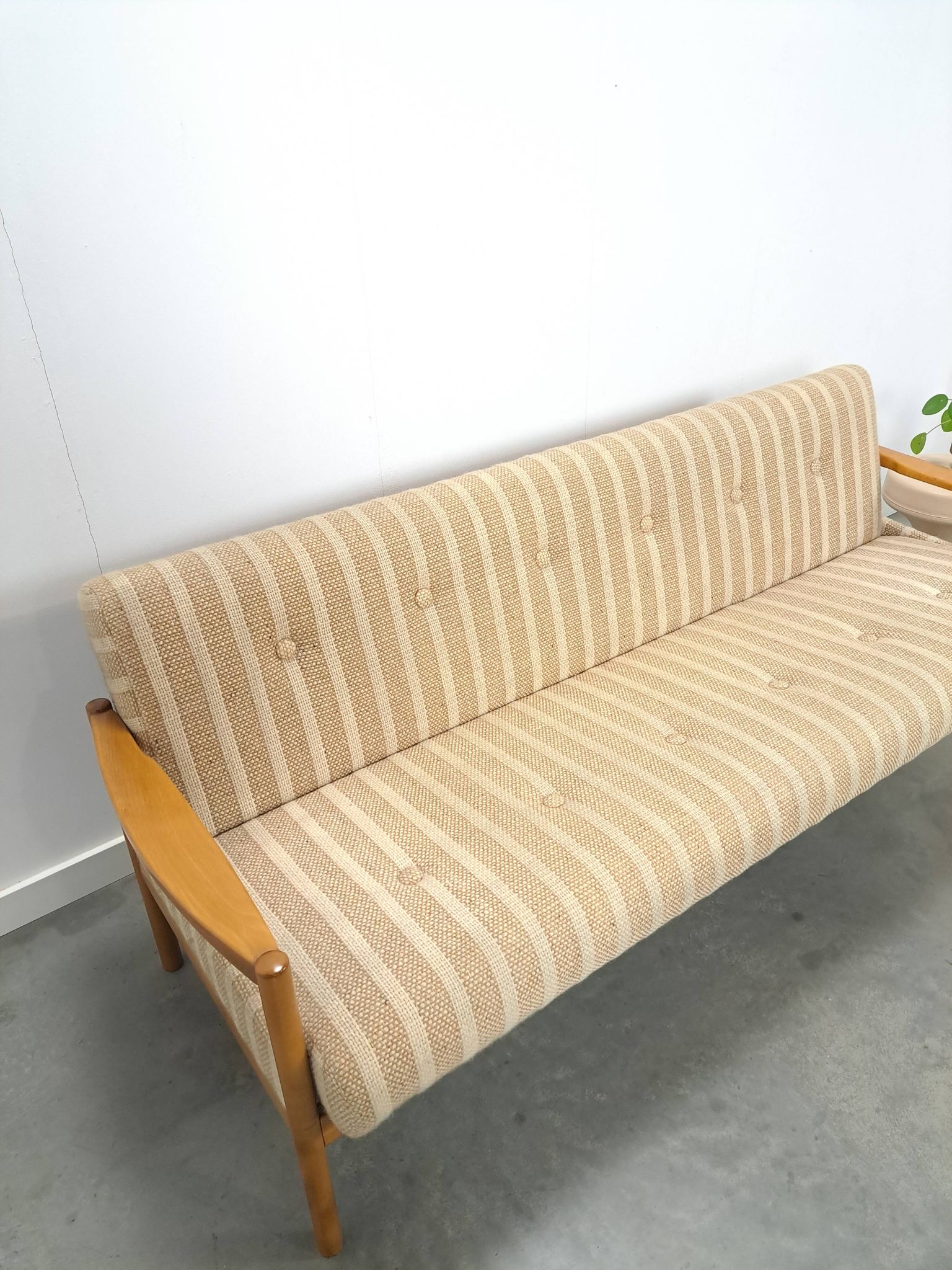 Canapé-lit beige rayé avec cadre en bois