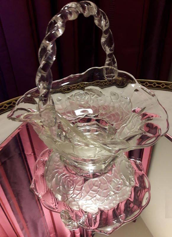 Transparent and translucent glass basket