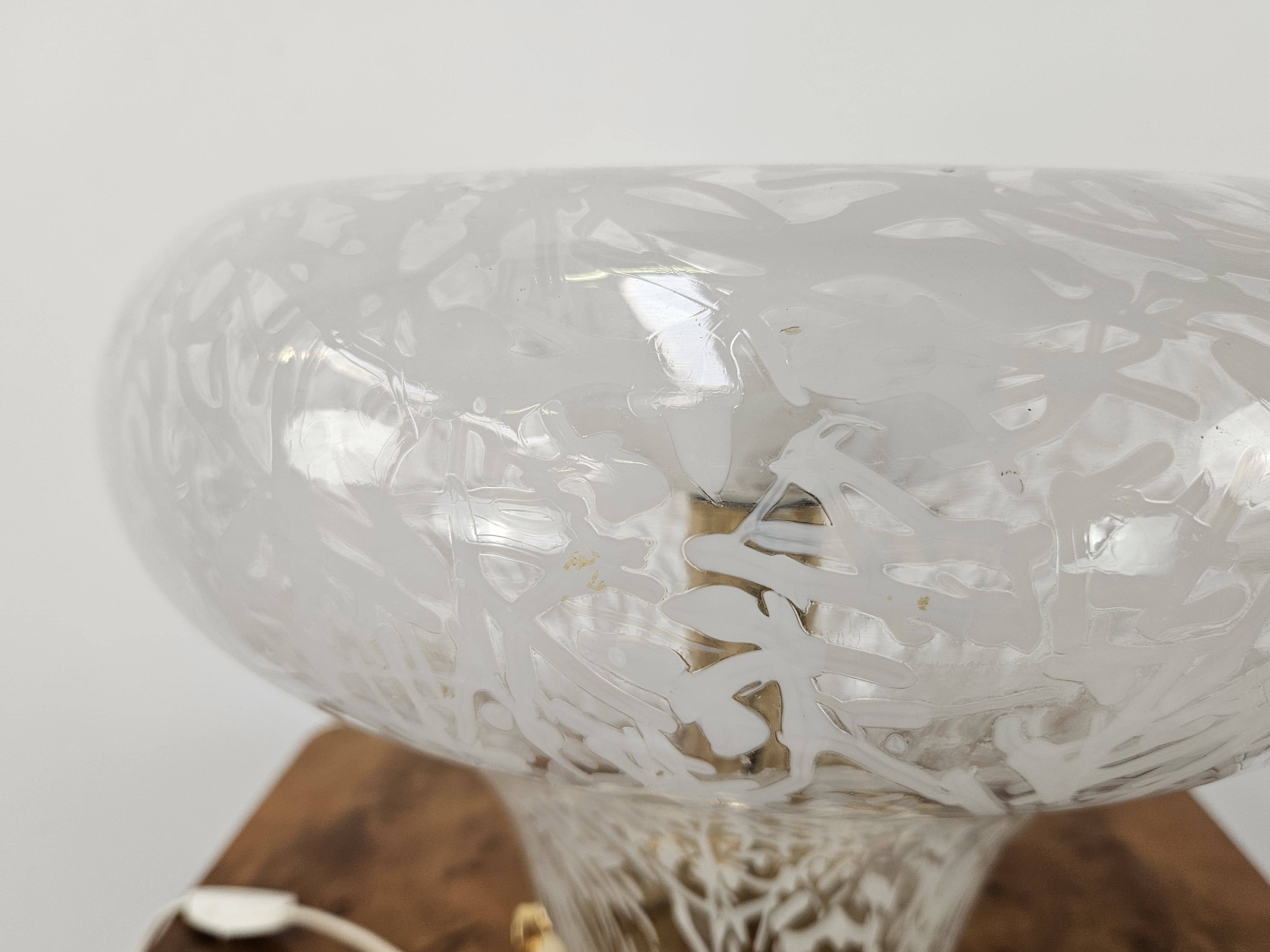 1970s table lamp in worked glass and gold metal