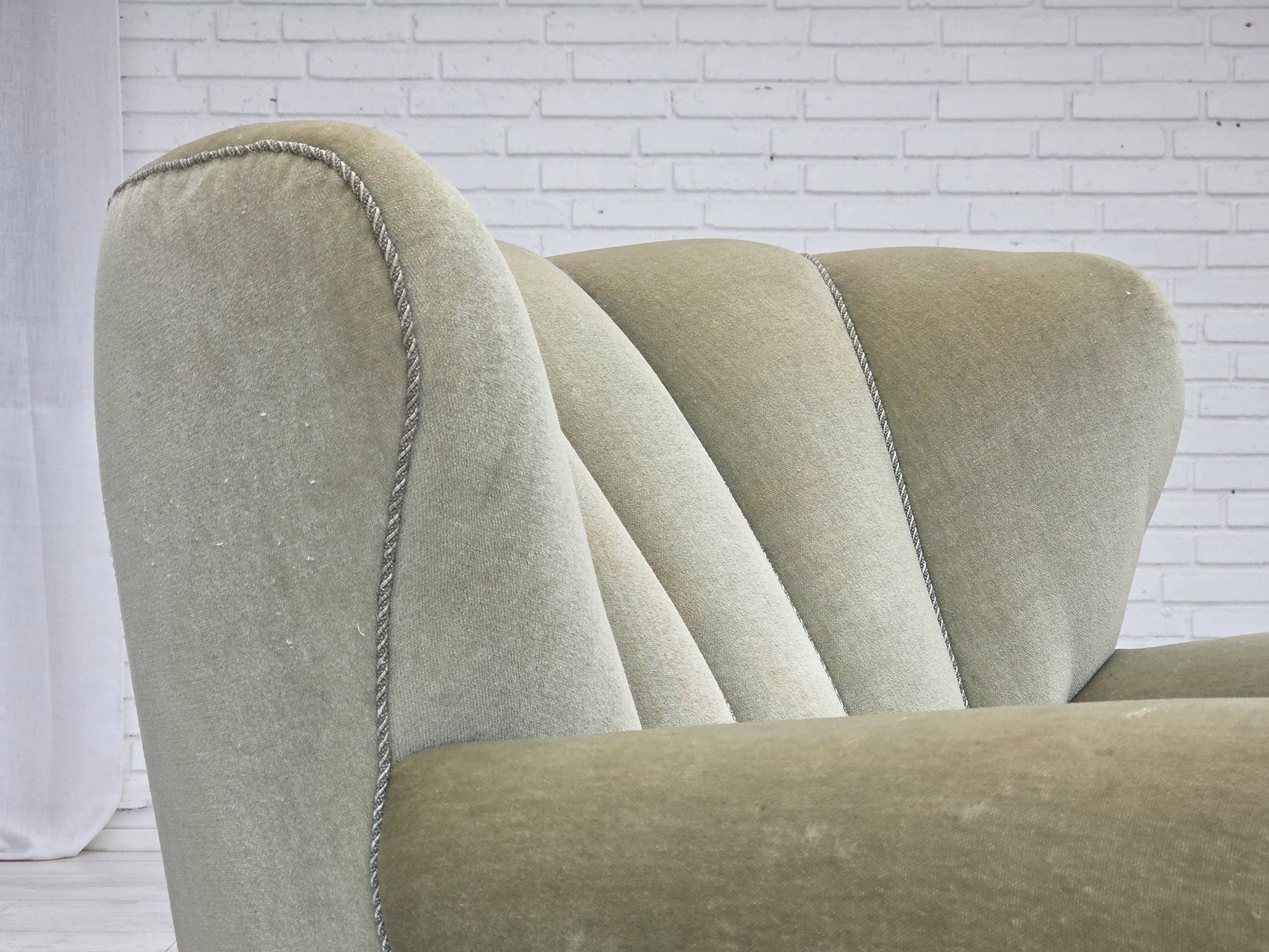 Fauteuil relax danois des années 1970, velours d'ameublement vert clair