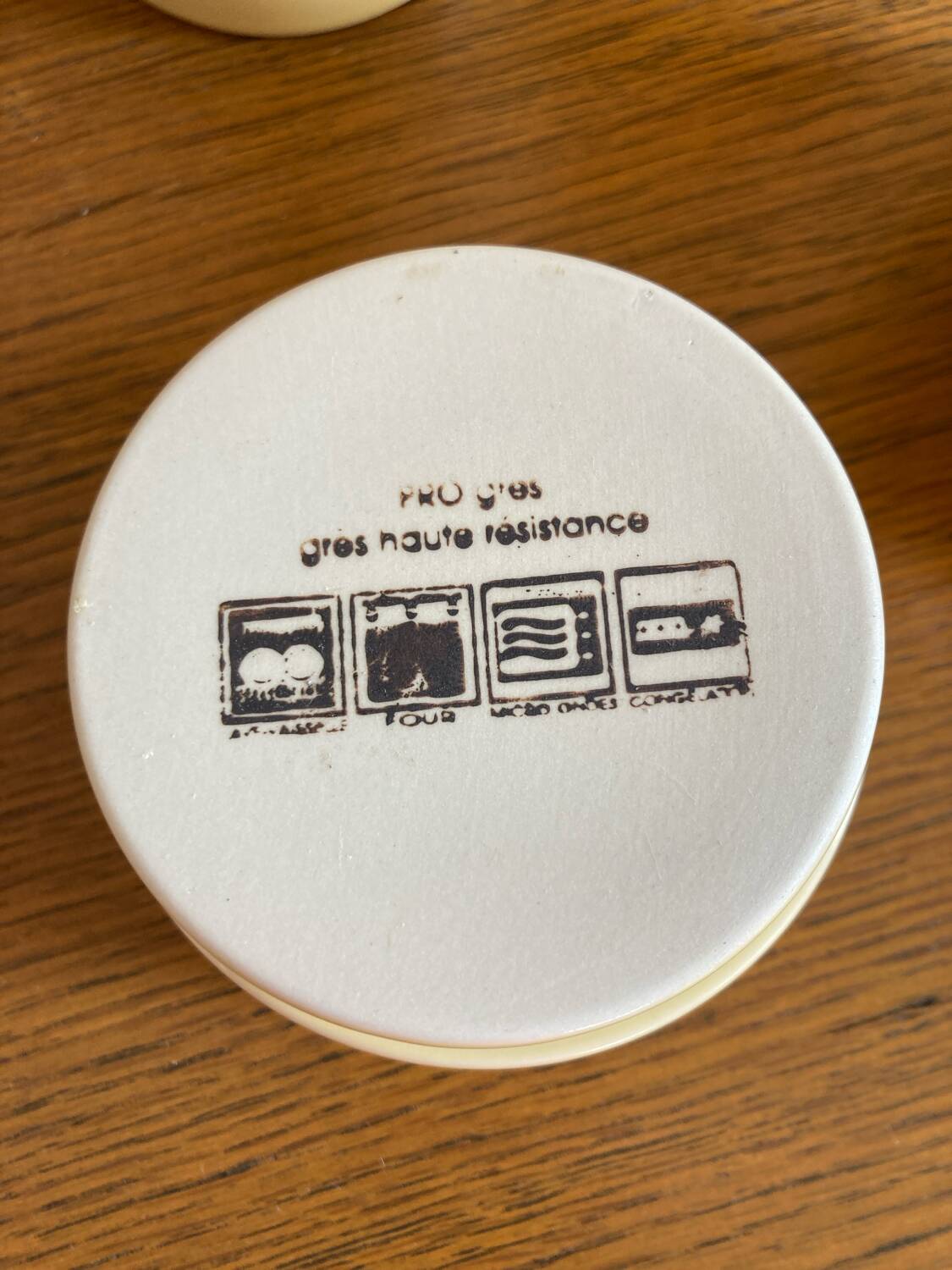 Set of 12 high-resistance stoneware ramekins.