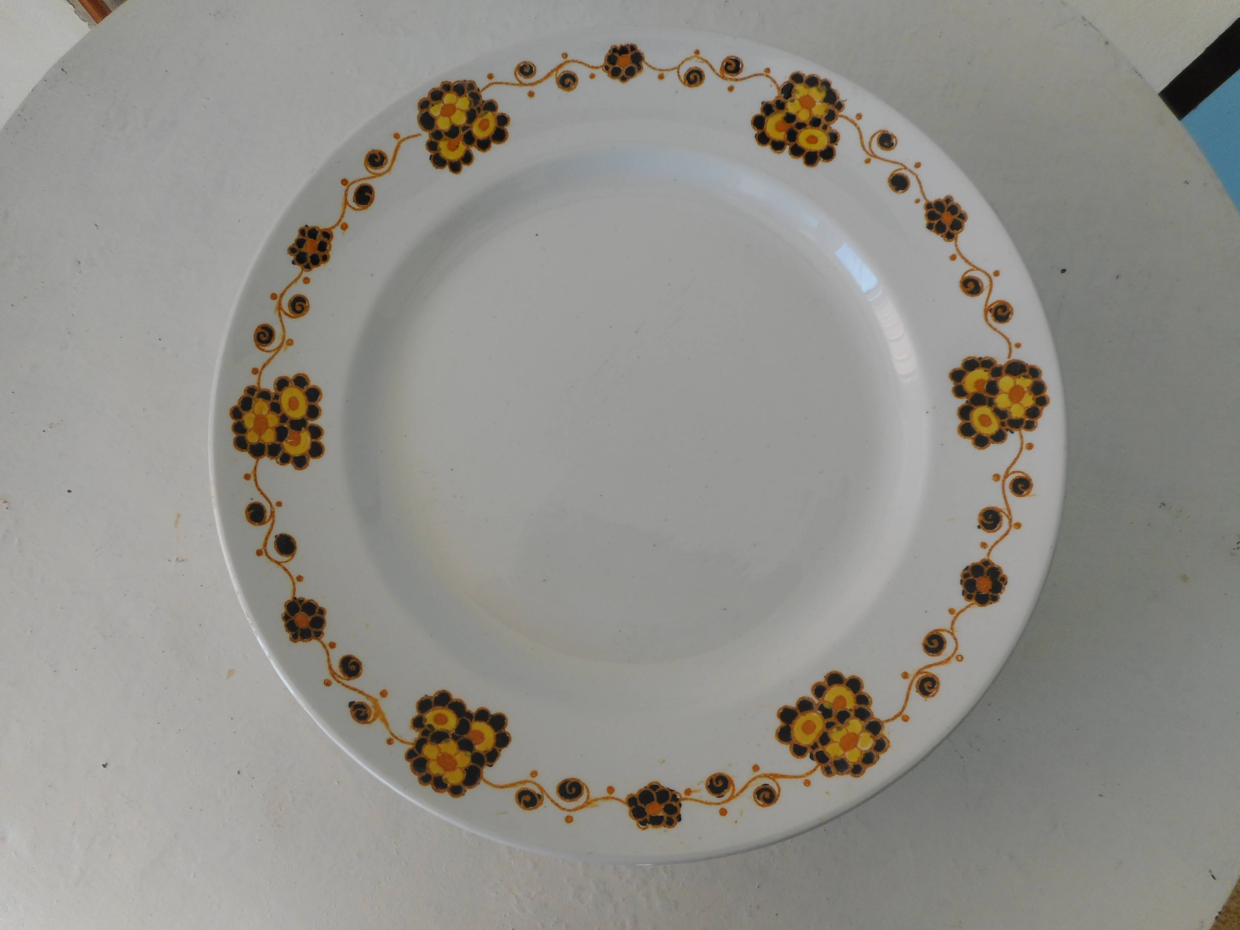 Set of 8 flat plates in Boch earthenware