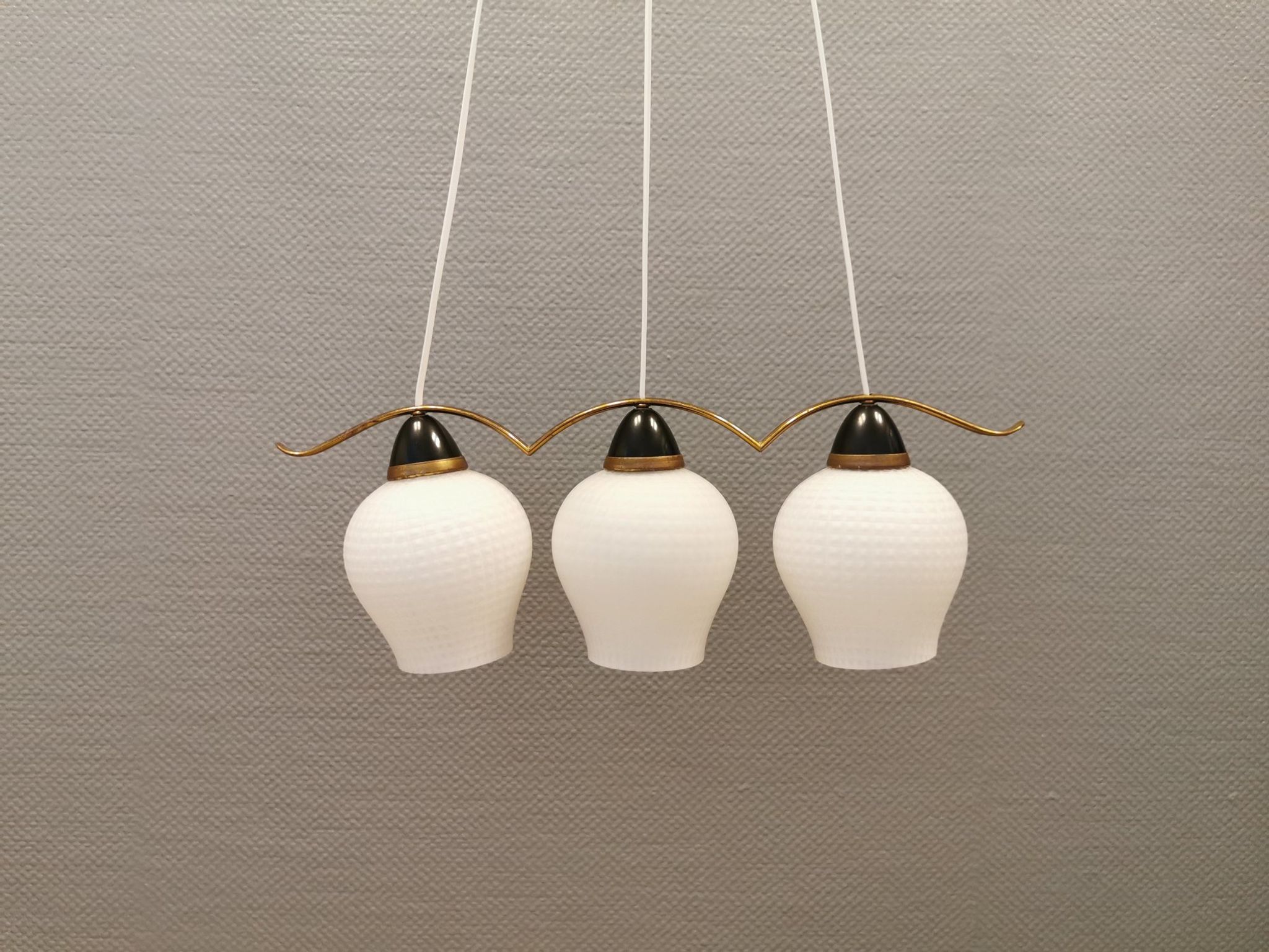 Ancien lustre / lampe suspendue avec trois sources lumineuses. Danois, design