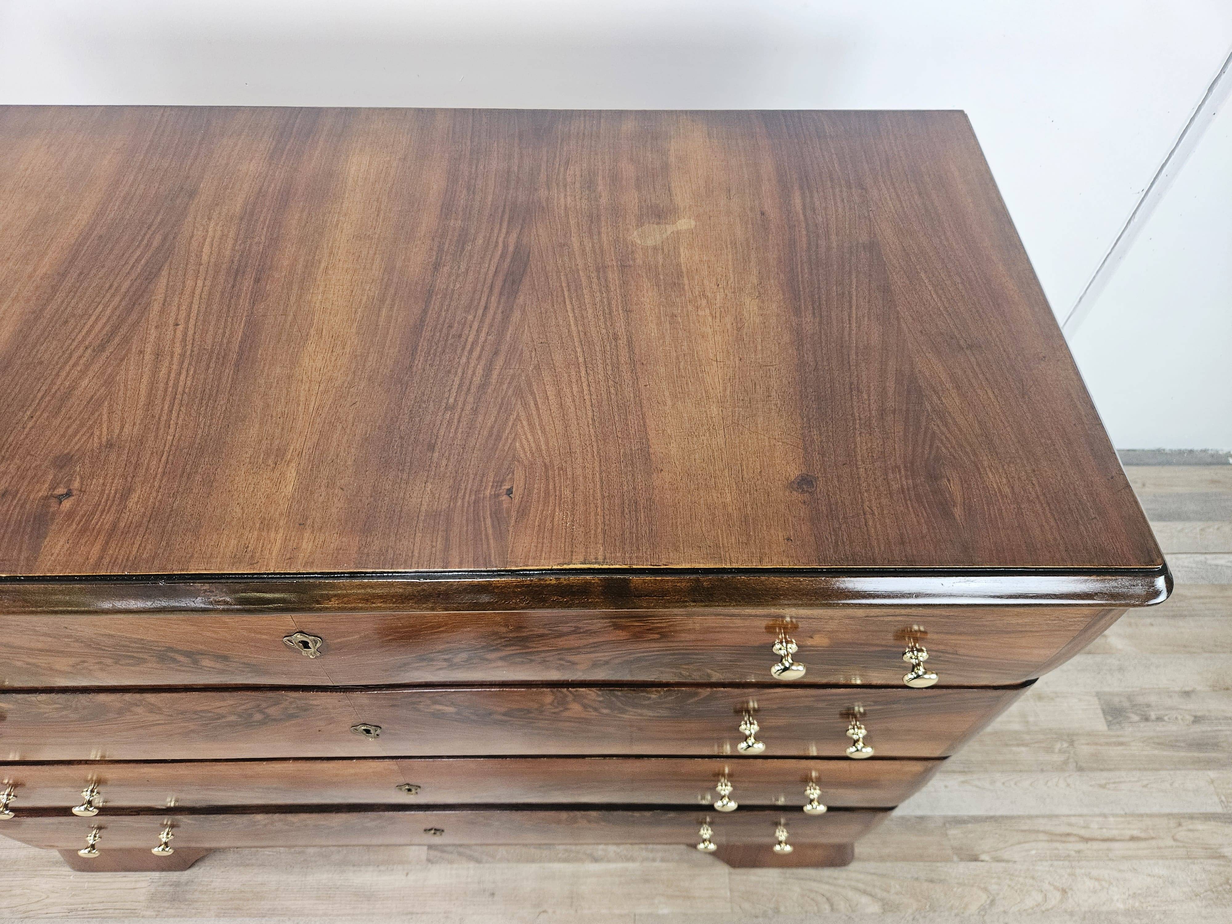 Commode Art Déco en noyer et laiton