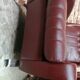 Couple de fauteuil en simili cuir rouge bordeaux, annees 70