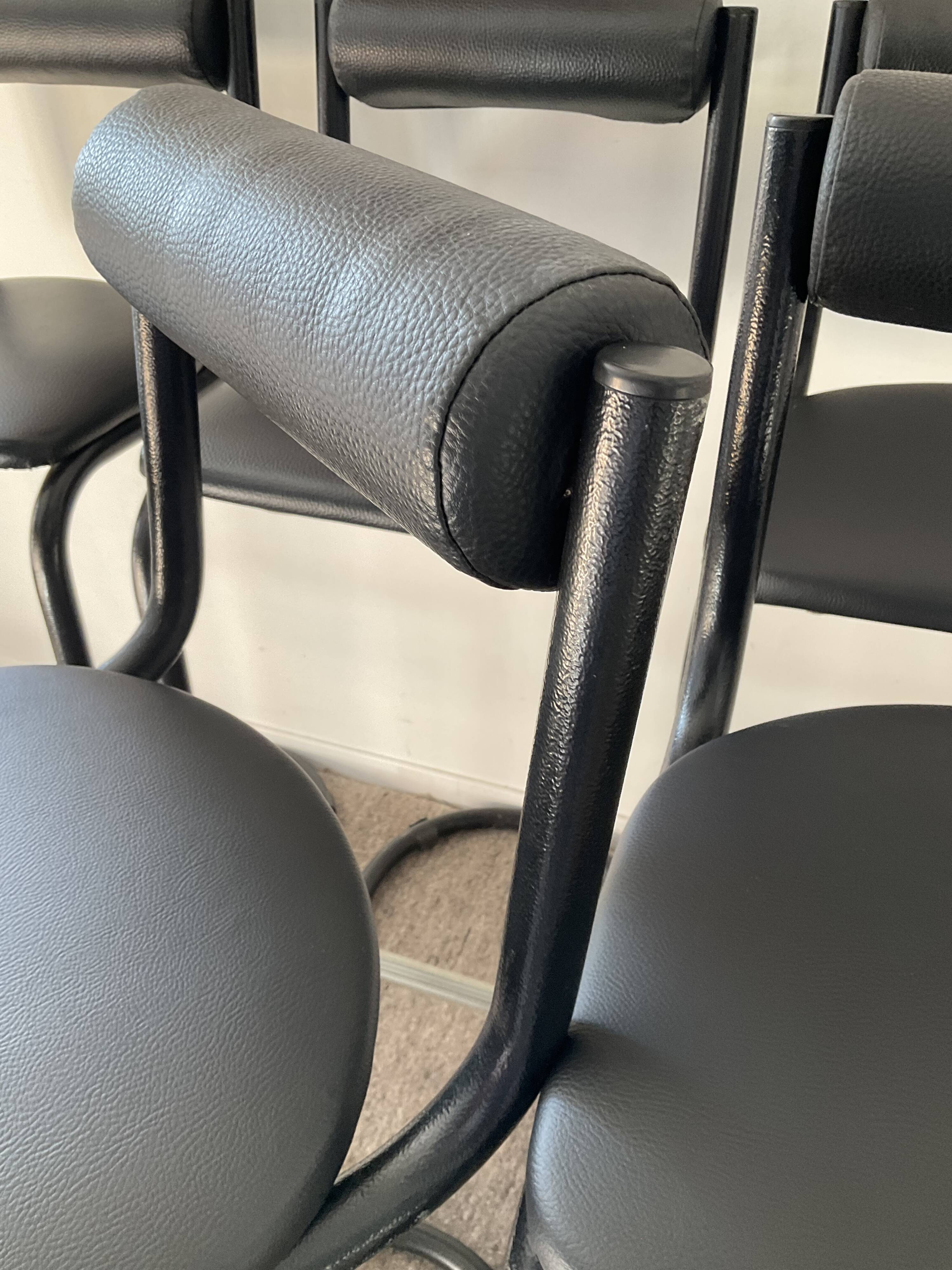 Série de 6 tabourets tubulaire et skaï, années 70- 80