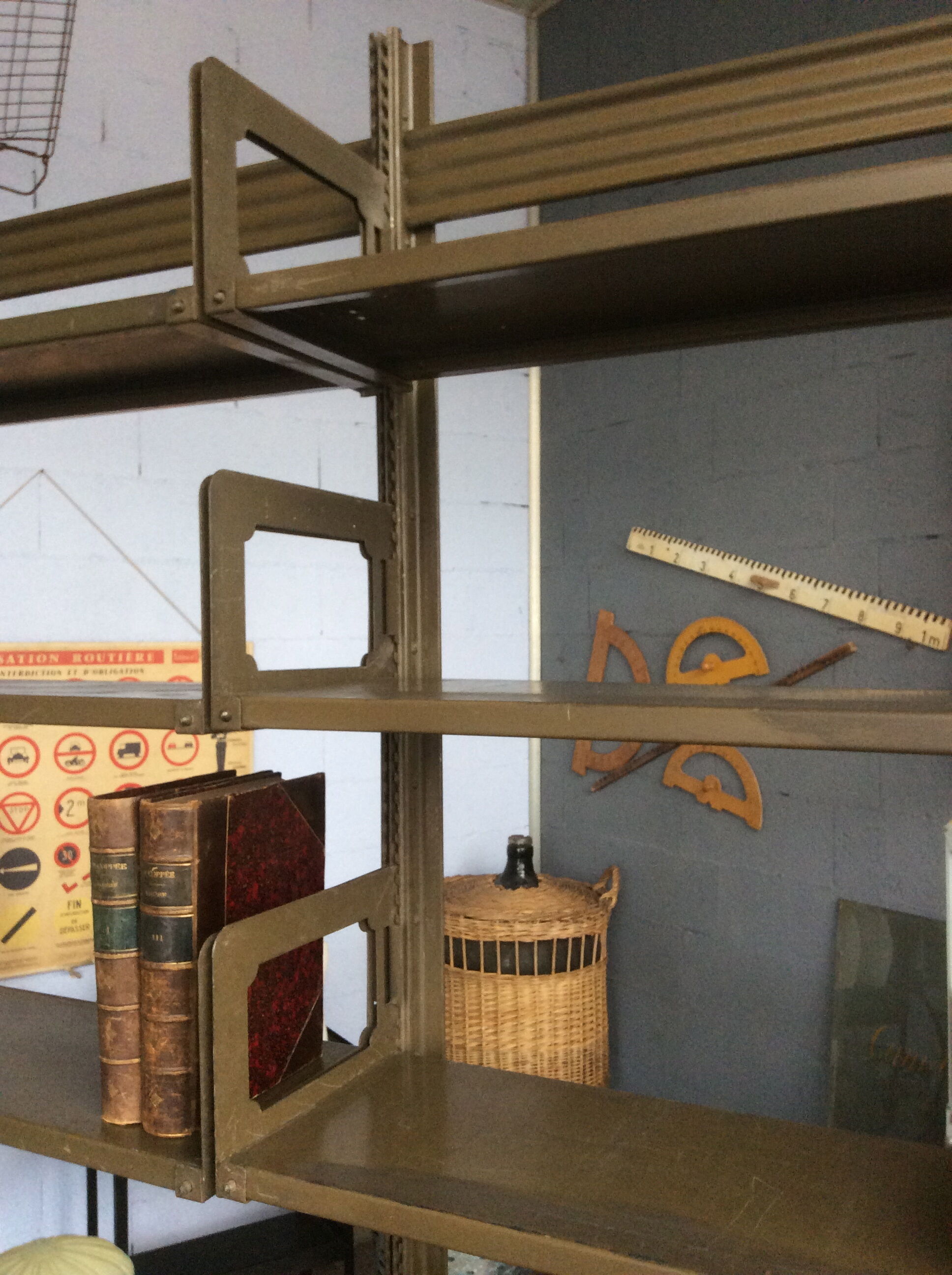 Former Strafor double shelf 30s