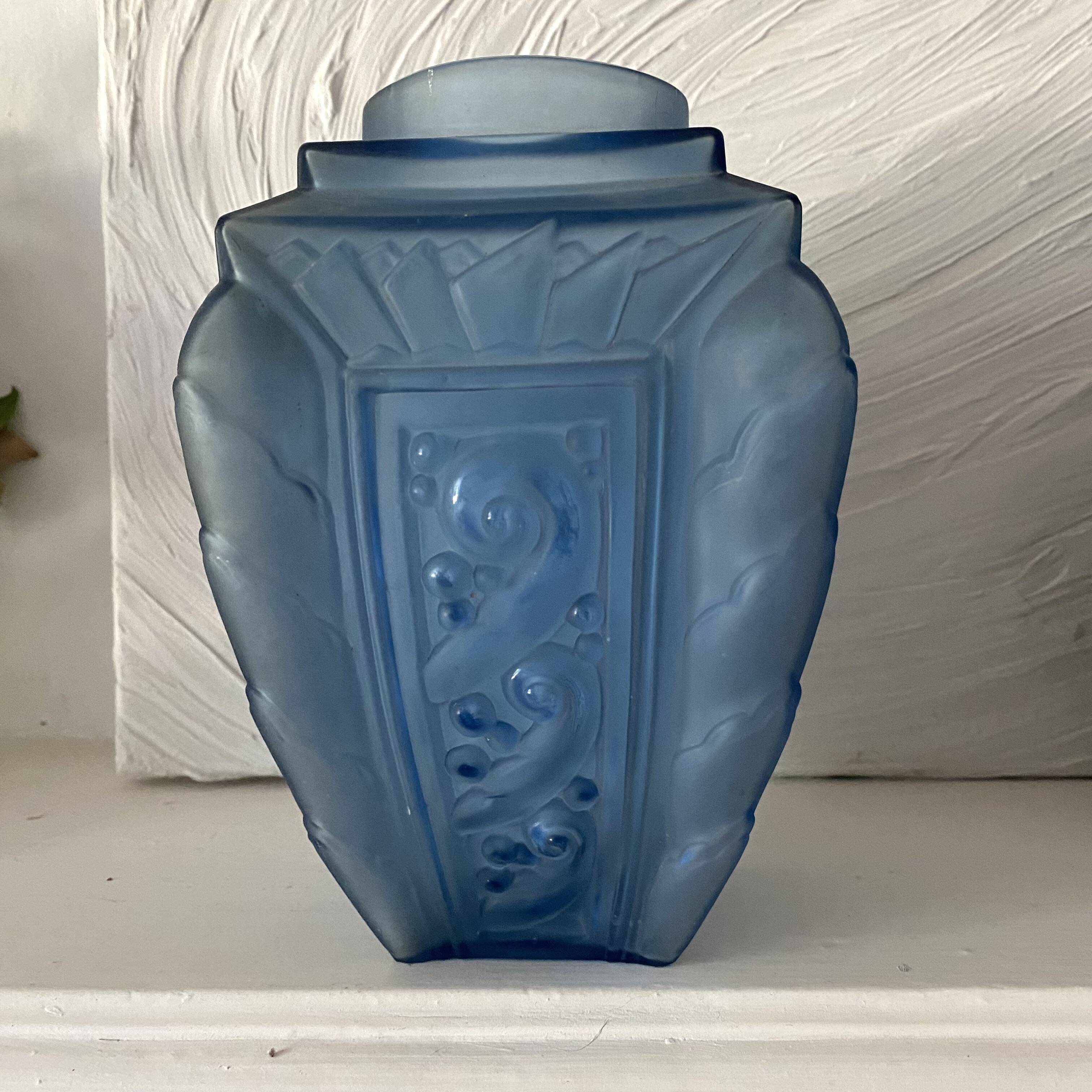 Art Deco vase in blue frosted glass 19 cm