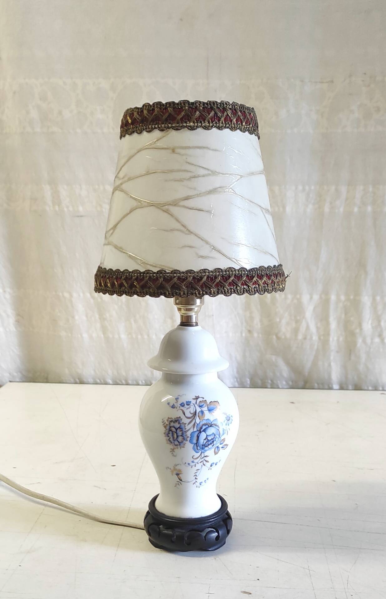 Table lamp in porcelain with floral decoration - mid 20th century.
