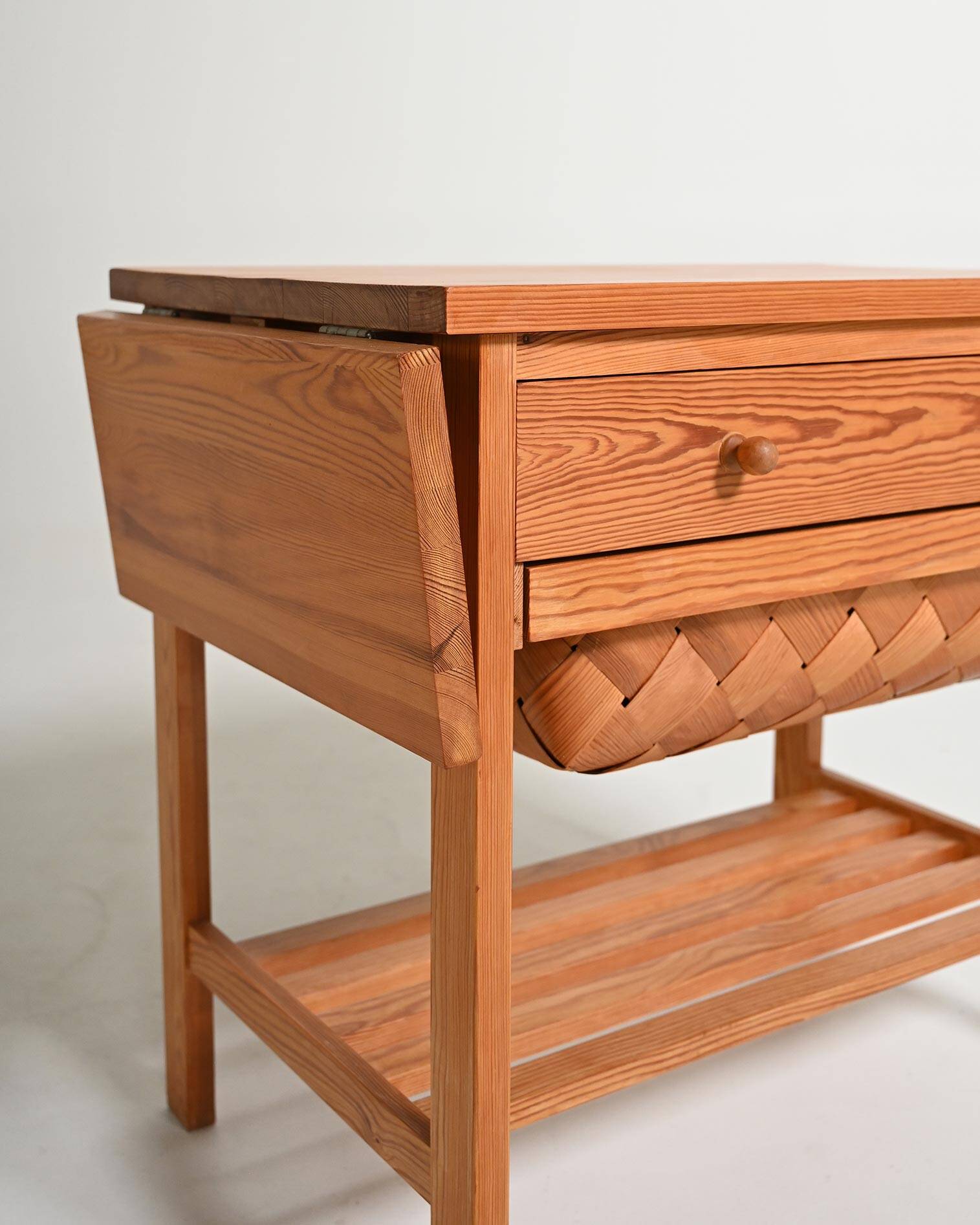 Table d'appoint en pin scandinave, années 1950