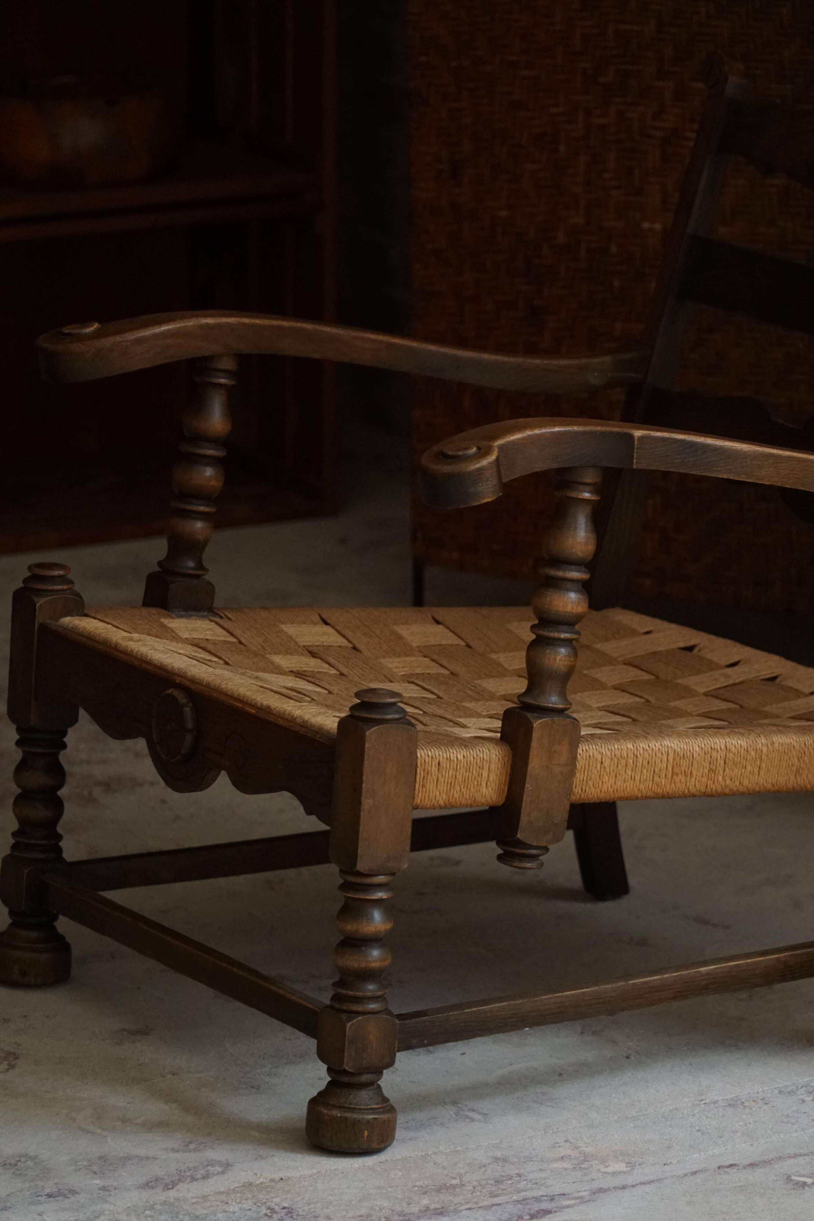 A pair of modern and sculptural vintage Danish armchairs in oak and papercord, 1940s.