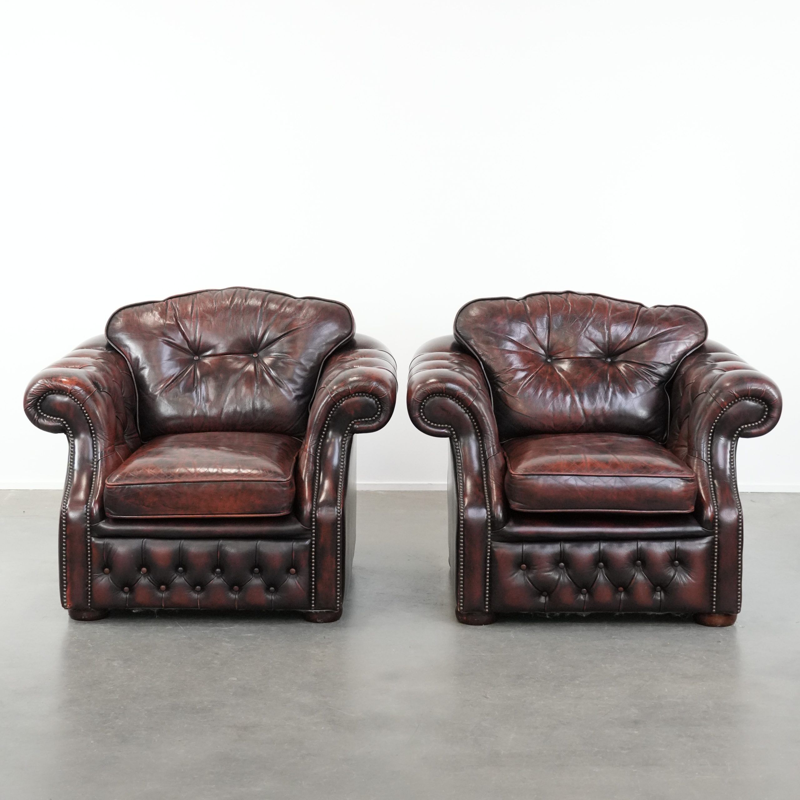 Set of two marbled cowhide leather Chesterfield armchairs in English style