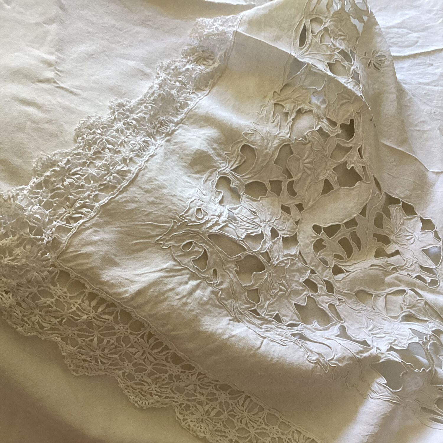 Ancien drap brodé monogramme CA