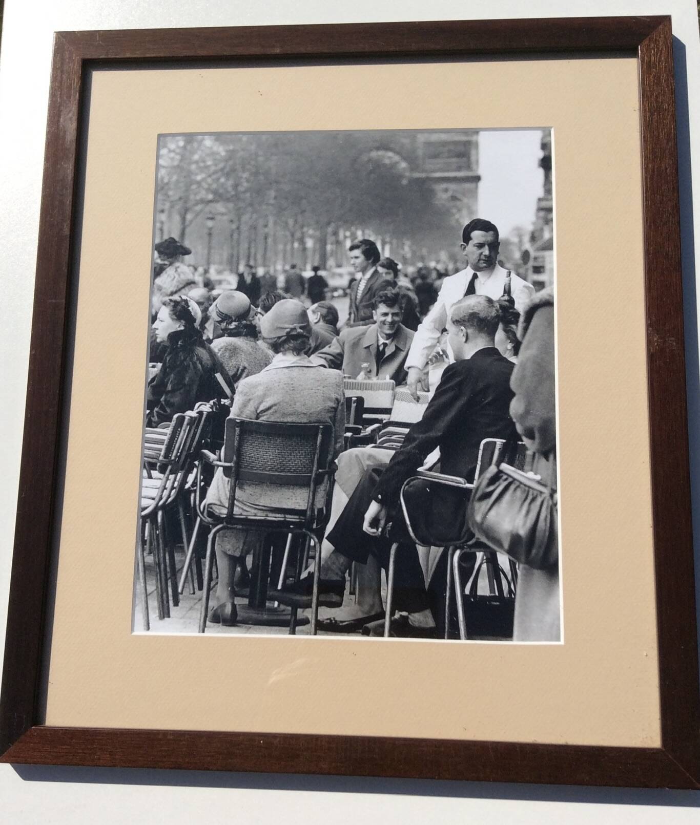 Black and white photo; terrace of the Champs-Élysées.