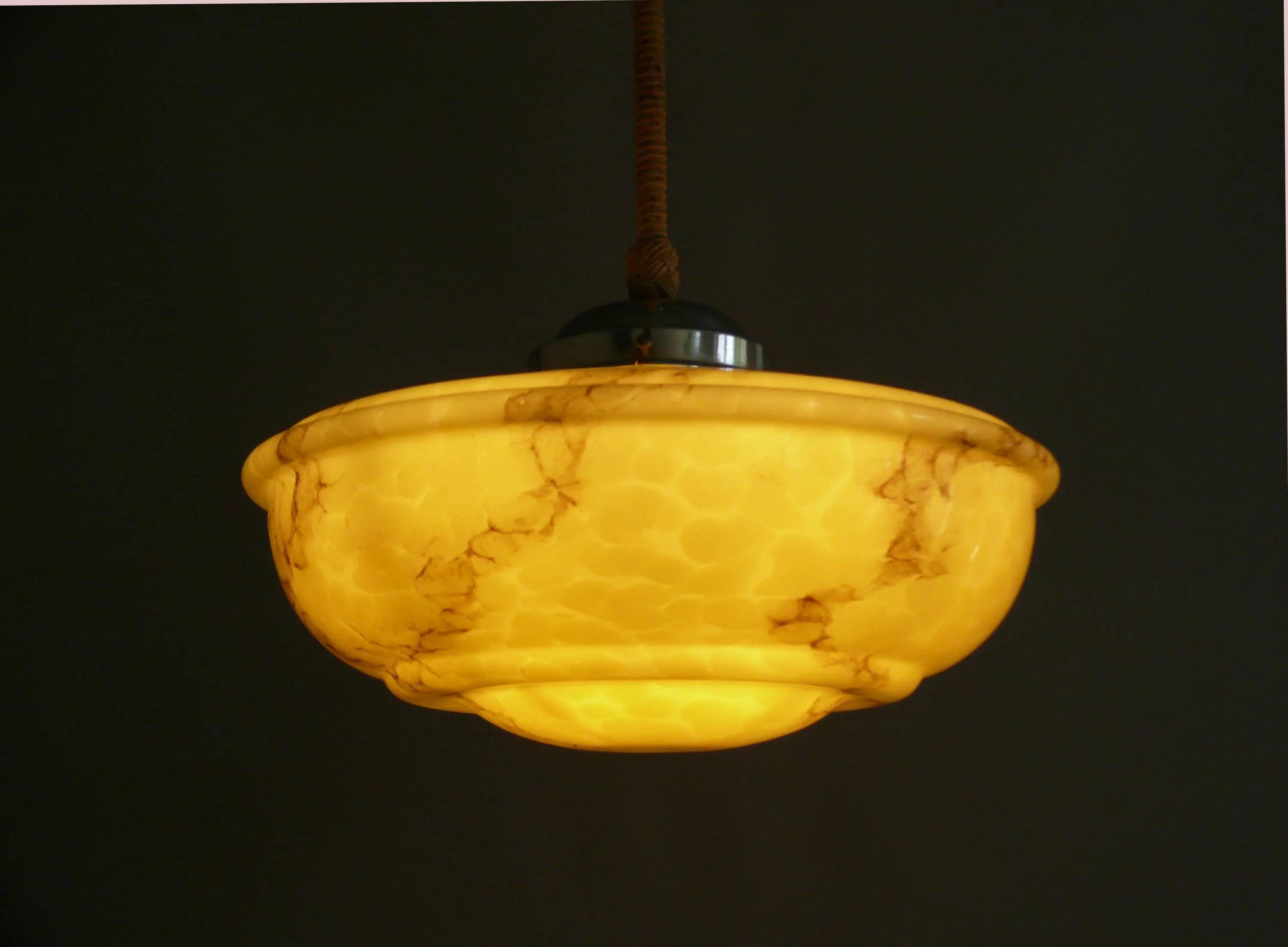 Suspension Art Déco, lampe suspendue avec abat-jour en verre beige et suspension chromée - vers 1930-1940