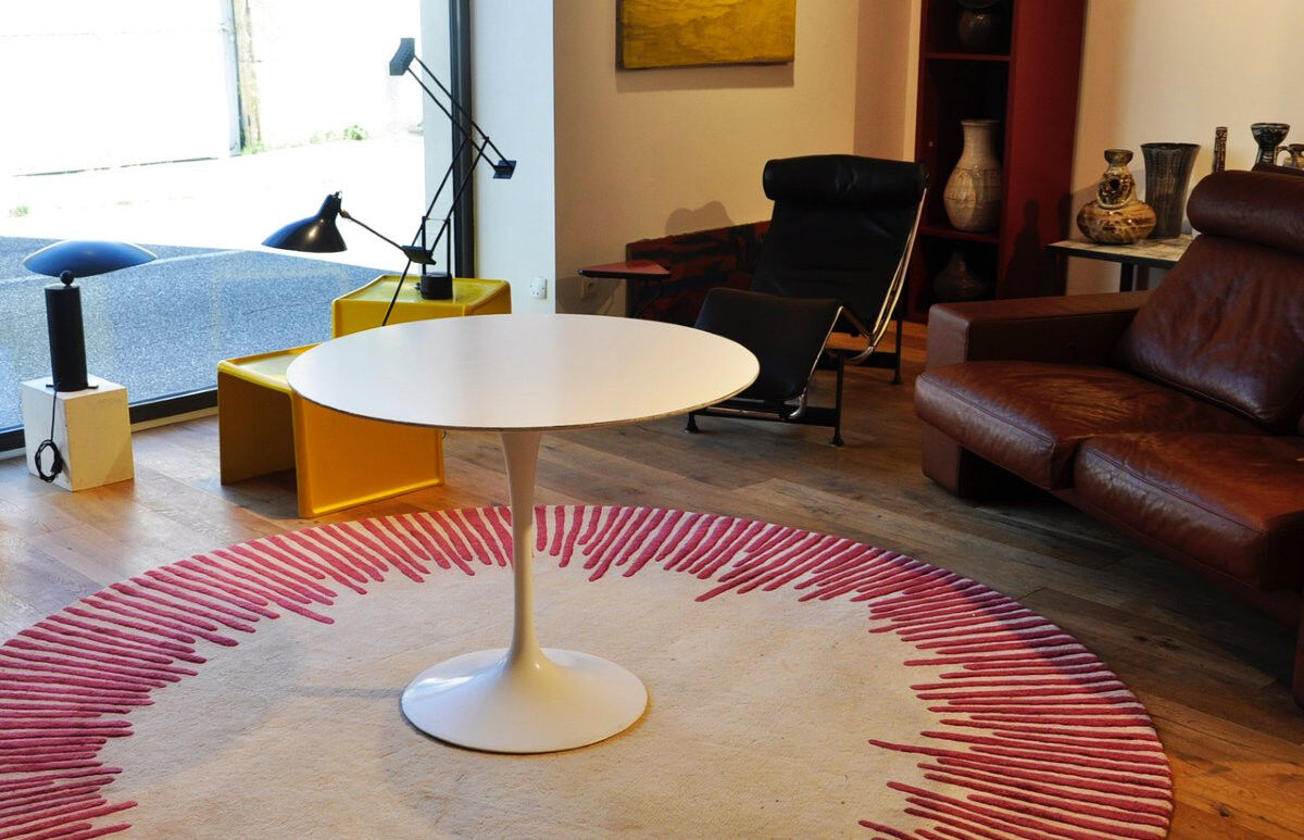 Knoll International table circa 1960, melamine wood top, white lacquered cast iron legs