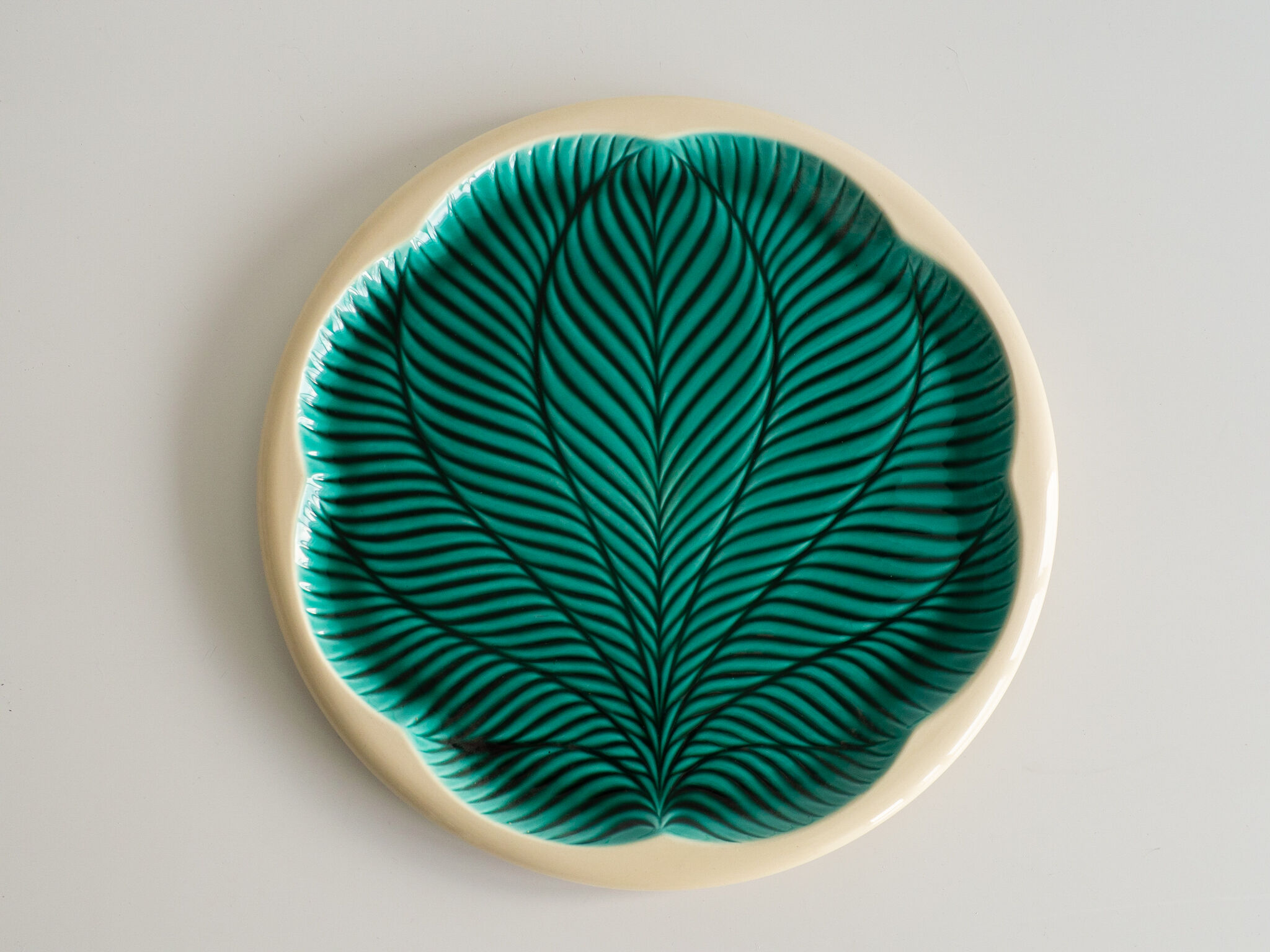 Plat en céramique vert et blanc cassé