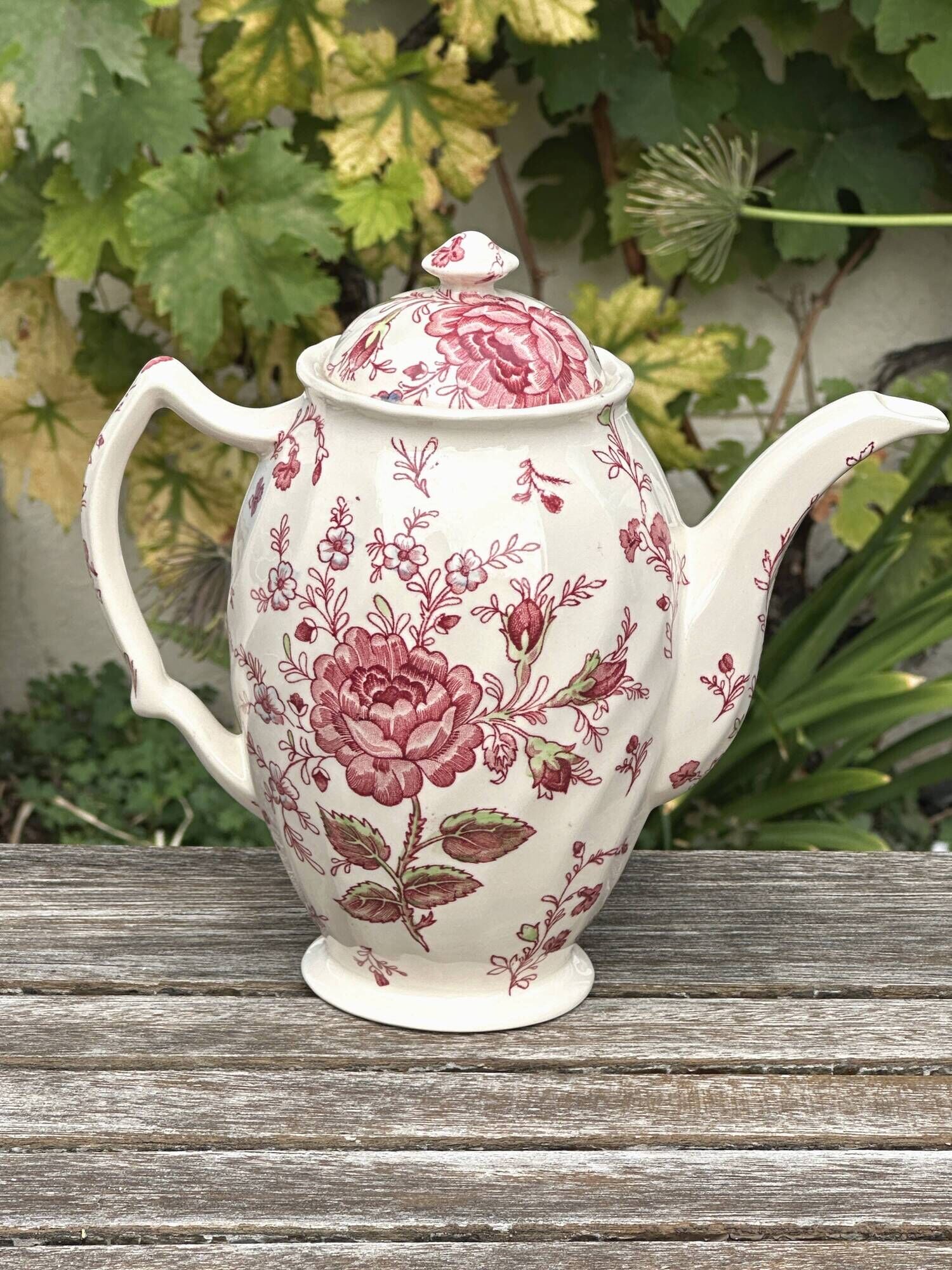 Vintage coffee pot in English earthenware, Johnson Brothers Rose Chintz model.