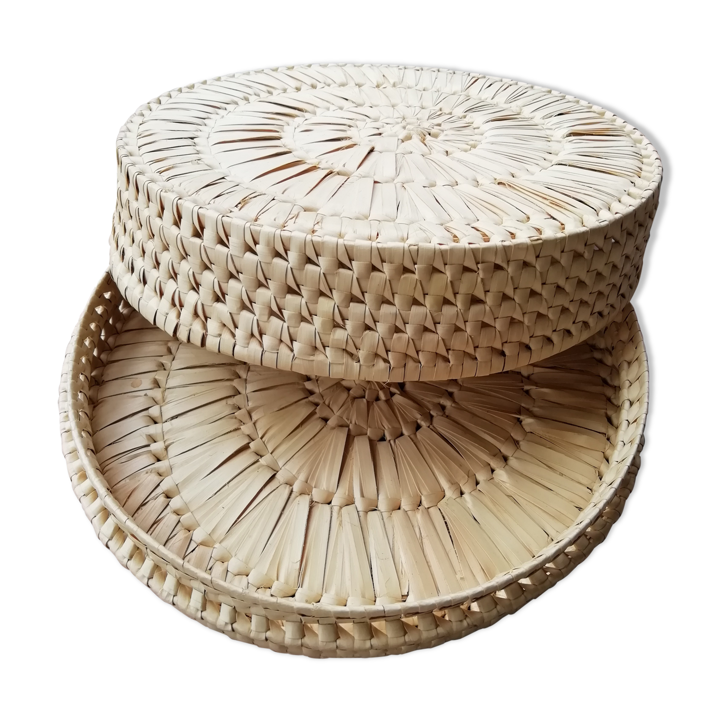 Round palm leaf basket