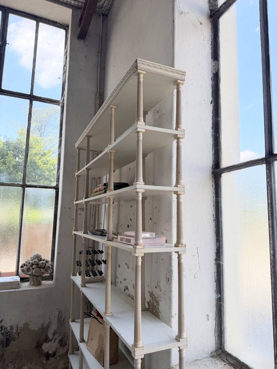 Bibliothèque, étagère XL Napoléon en bois patiné blanc