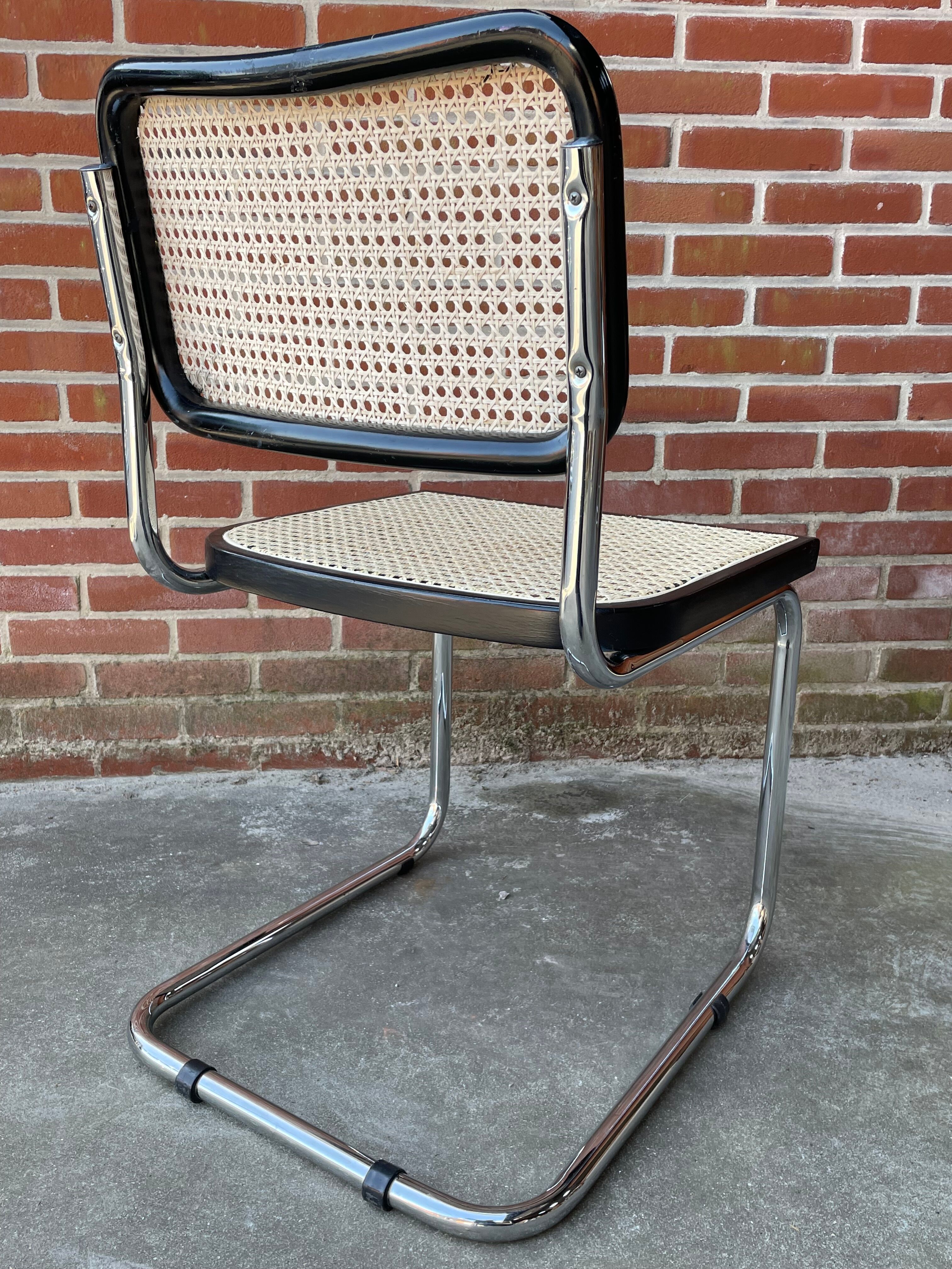 Ensemble de 4 chaises vintage modèle Cesca B32 en noir et chrome