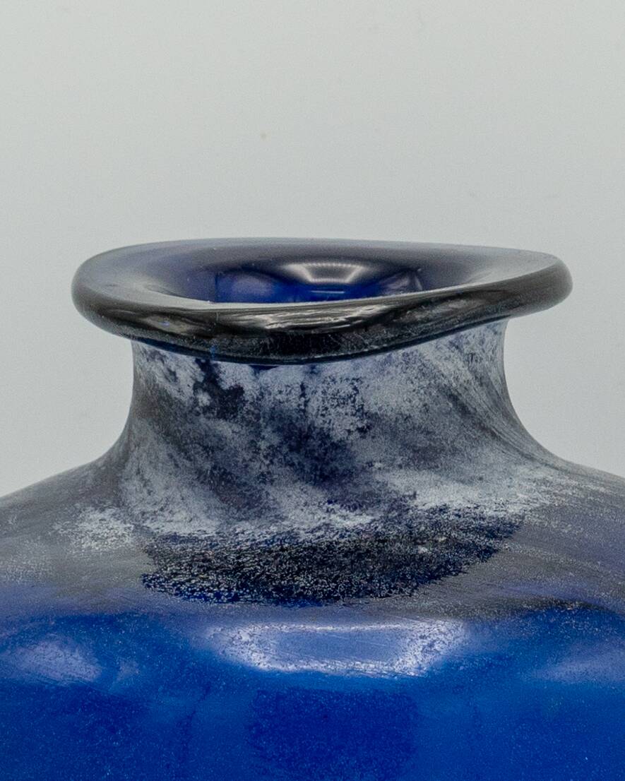 Vase en verre Scavo Murano Seguso bleu cobalt, soufflé à la main, années 1980, finition brutaliste.