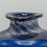 Vase en verre Scavo Murano Seguso bleu cobalt, soufflé à la main, années 1980, finition brutaliste.