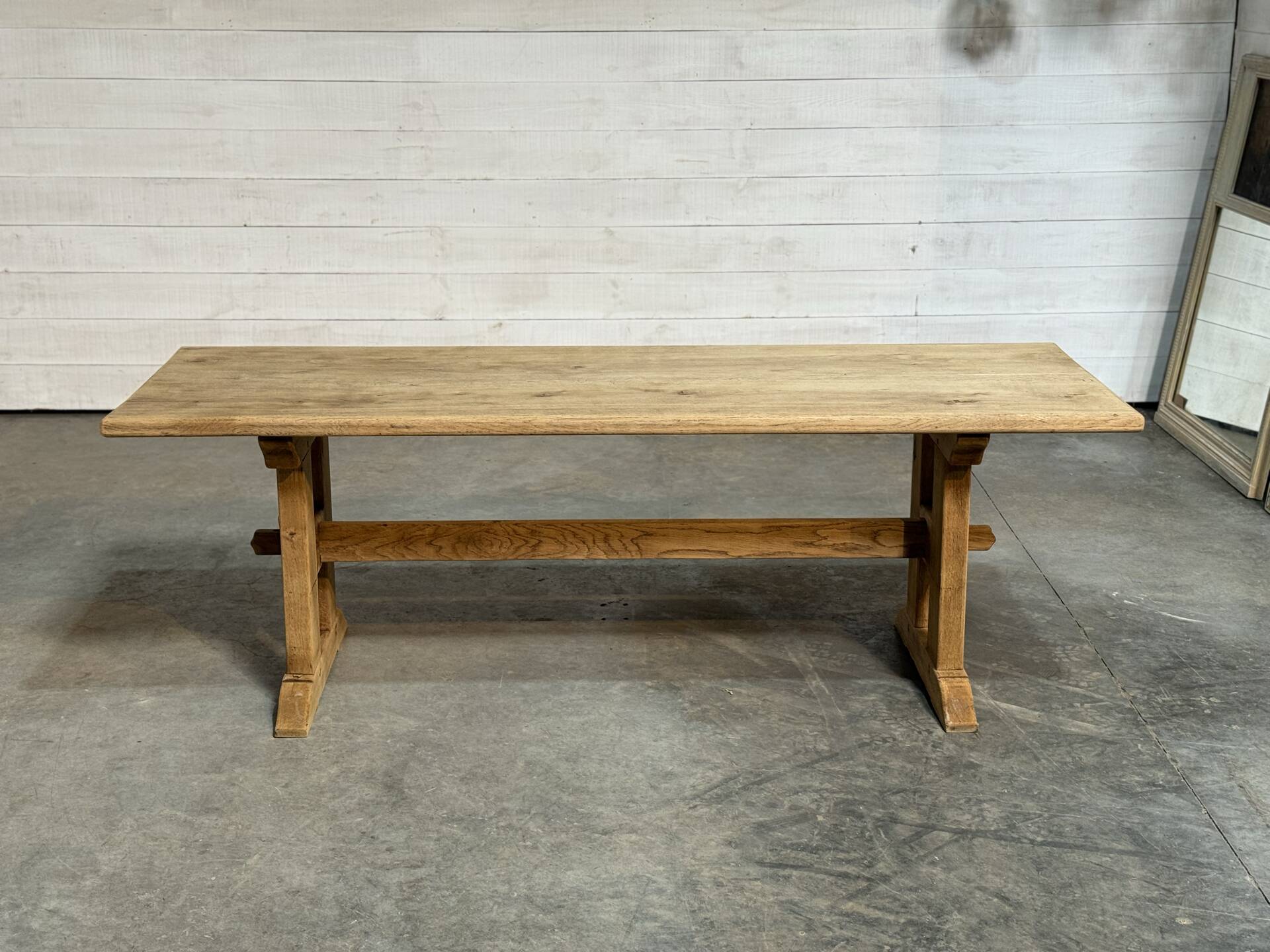 Table de style monastère