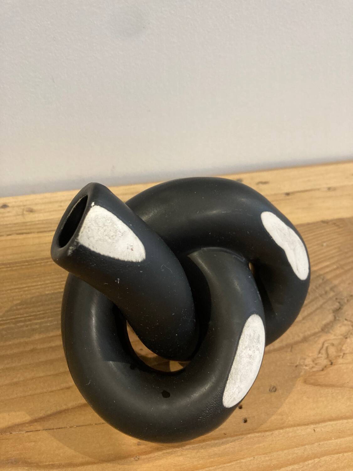 Black ceramic knot candle holder