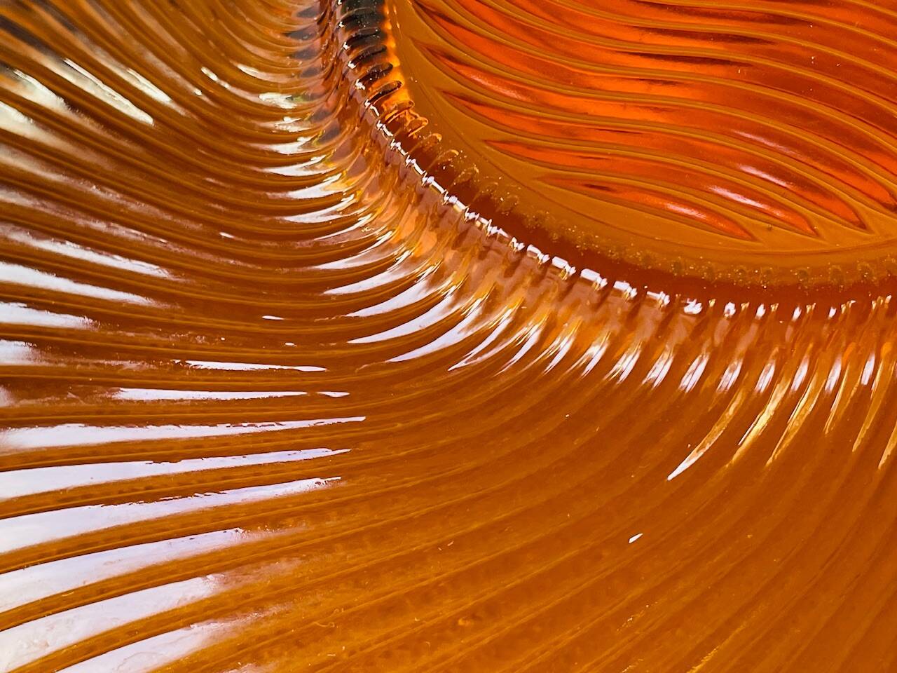 Coupe à fruits vintage en verre ambré ondulé, années 1970