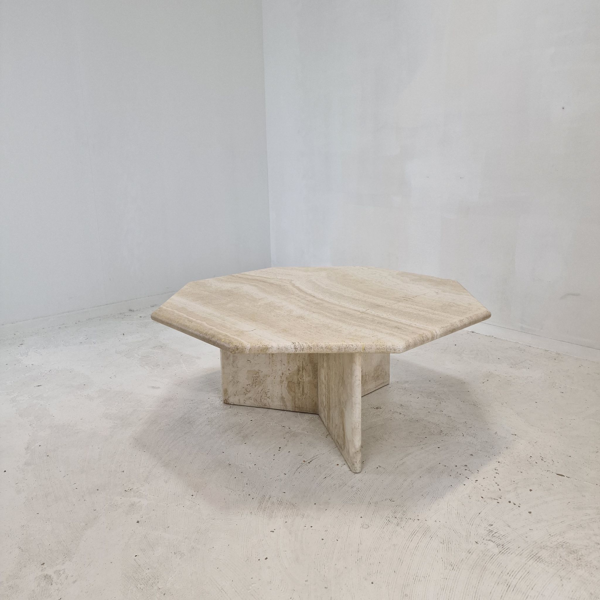 Table basse octogonale italienne en travertin, années 1980.