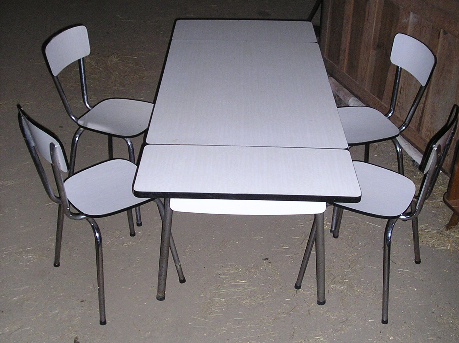Table in formica and its 4 chairs