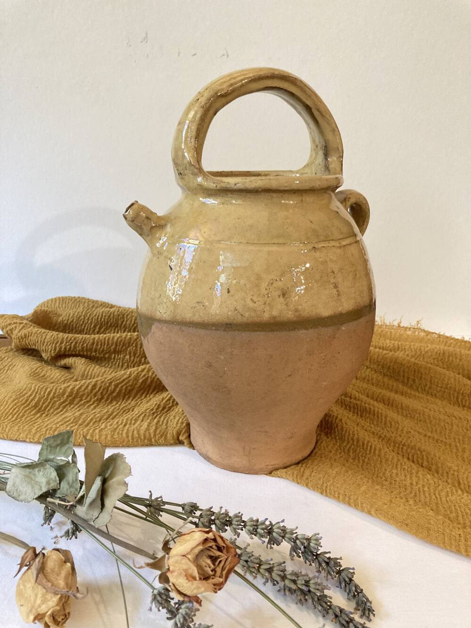 Cruche / Chevrette provençale ancienne, en terre cuite vernissée jaune