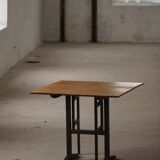 Antique Swedish table with a tilting top from the early 19th century in birch, 1800-1850s.