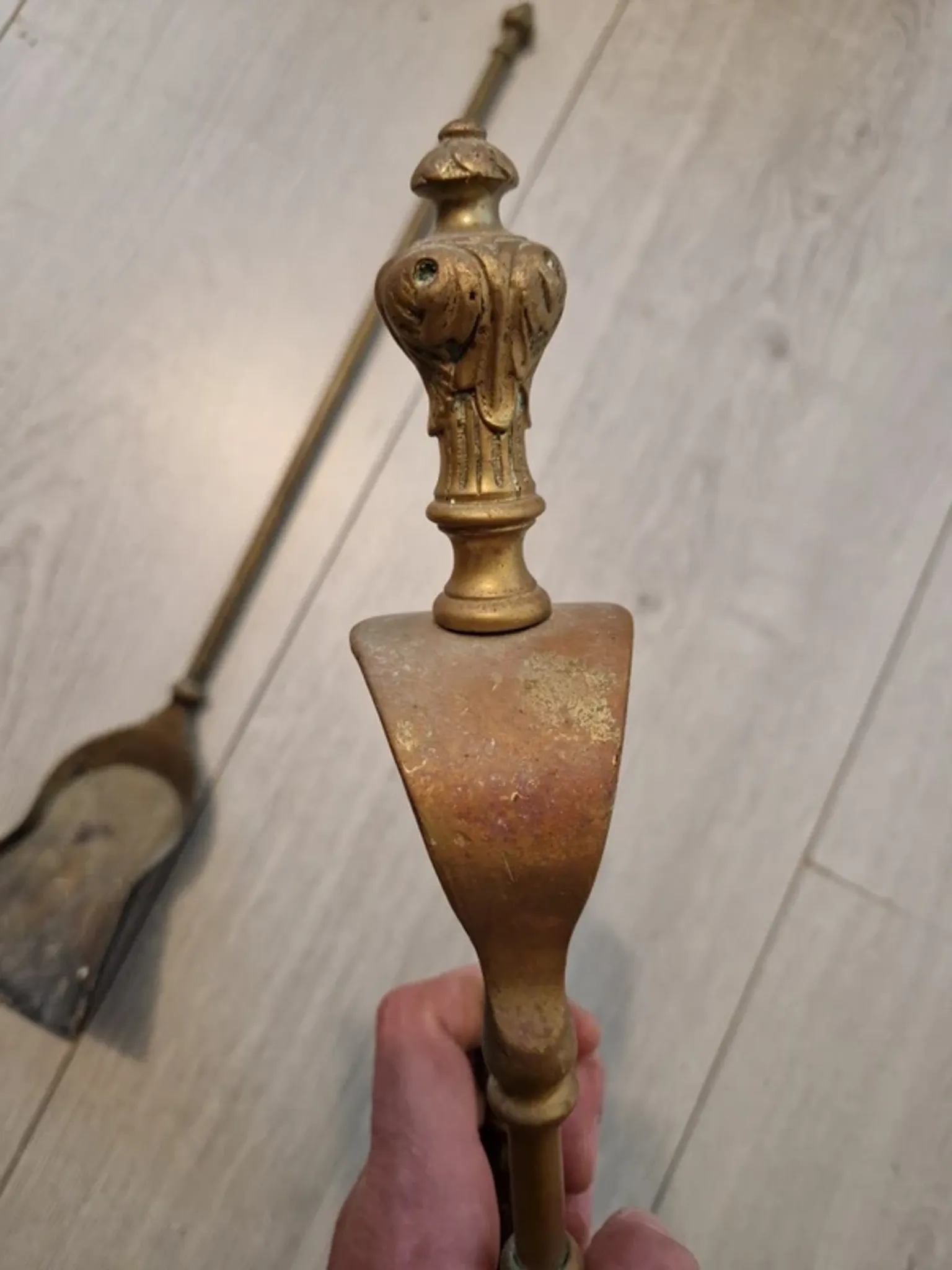 Fireplace servant: shovel and tongs in bronze, Louis XVI style, late 19th century.