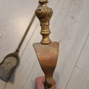 Fireplace servant: shovel and tongs in bronze, Louis XVI style, late 19th century.