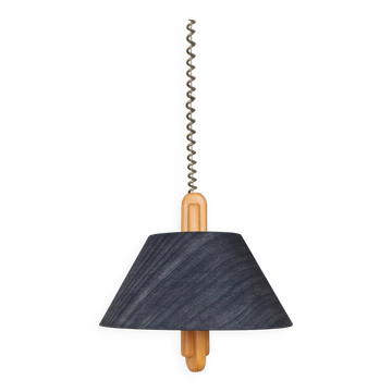 Lustre de milieu de siècle Temde avec abat-jour en soie noir charbon et colonne centrale en bois.