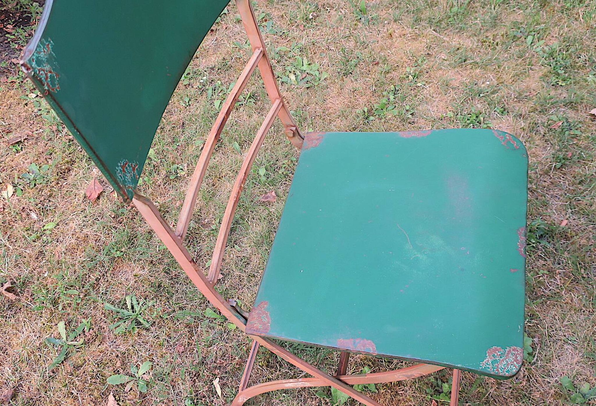 Table de jardin en fer peint, style milieu de siècle, avec 2 chaises, années 1960.