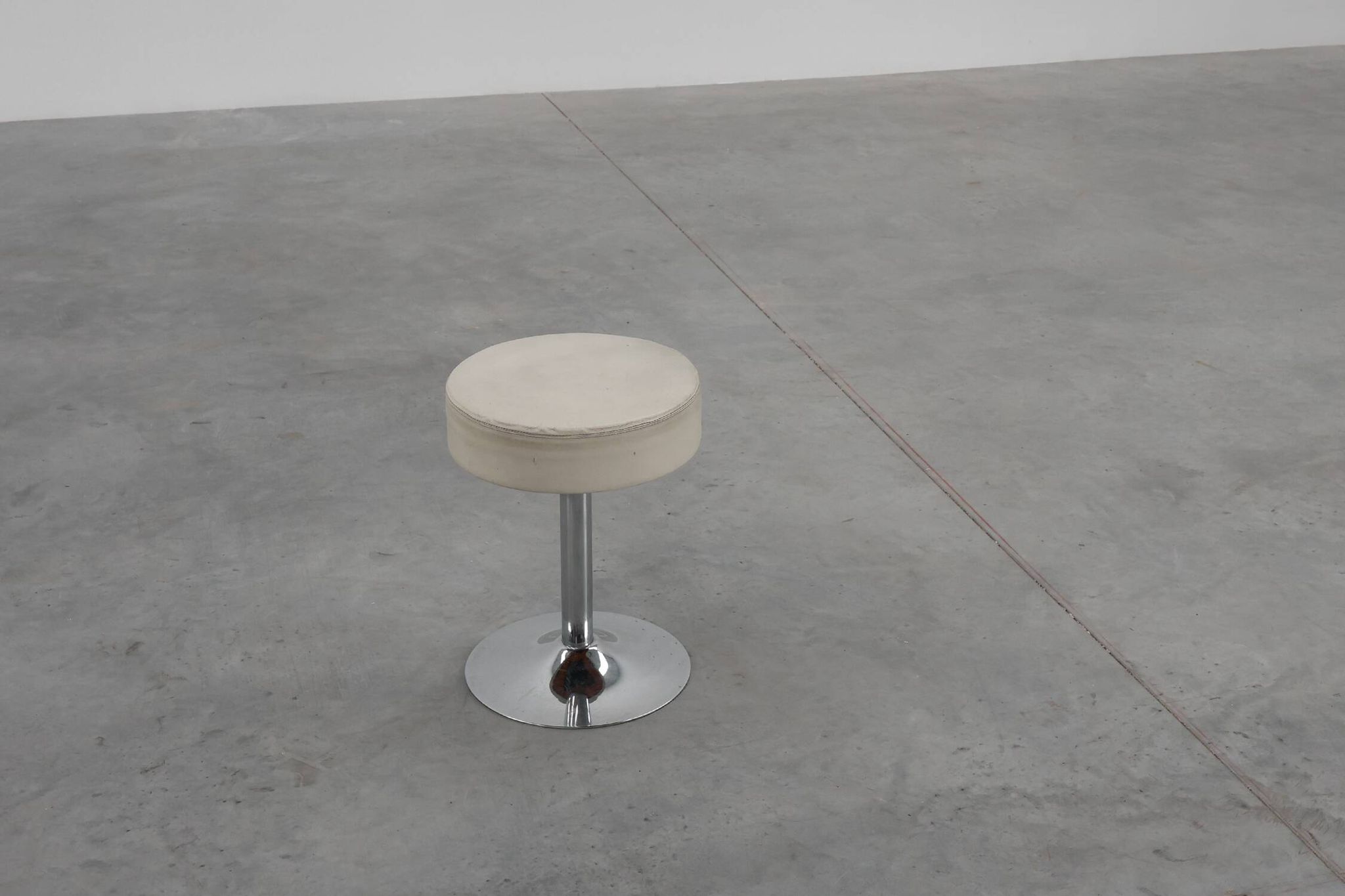 Tabouret vintage design Mid-century en chrome avec assise en cuir blanc, années 1970