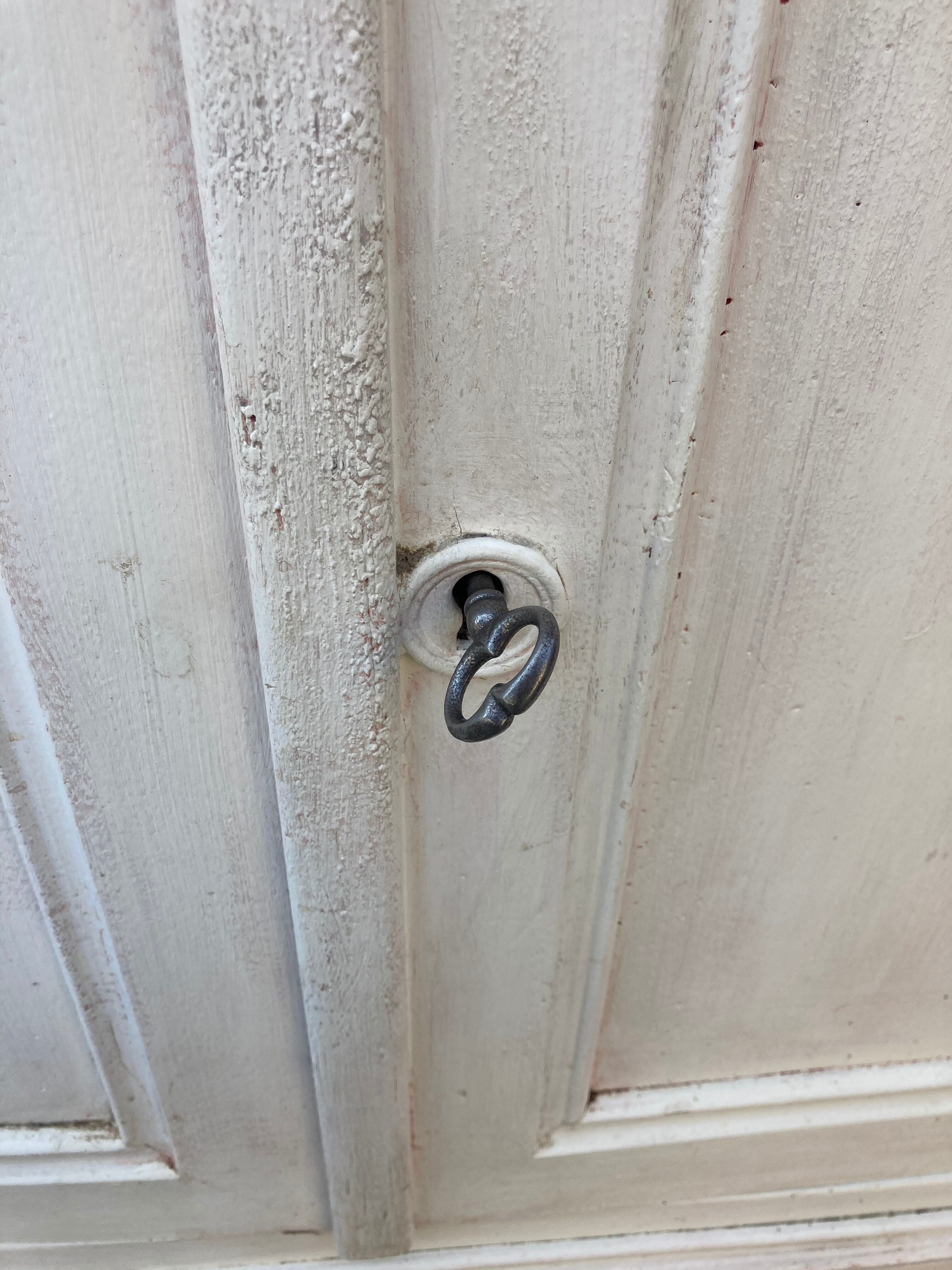 2-door furniture, 2 white patina drawers