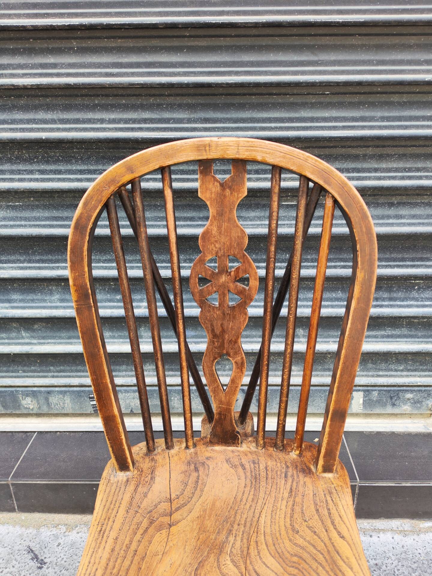 Ancienne chaise Windsor en orme massif. 