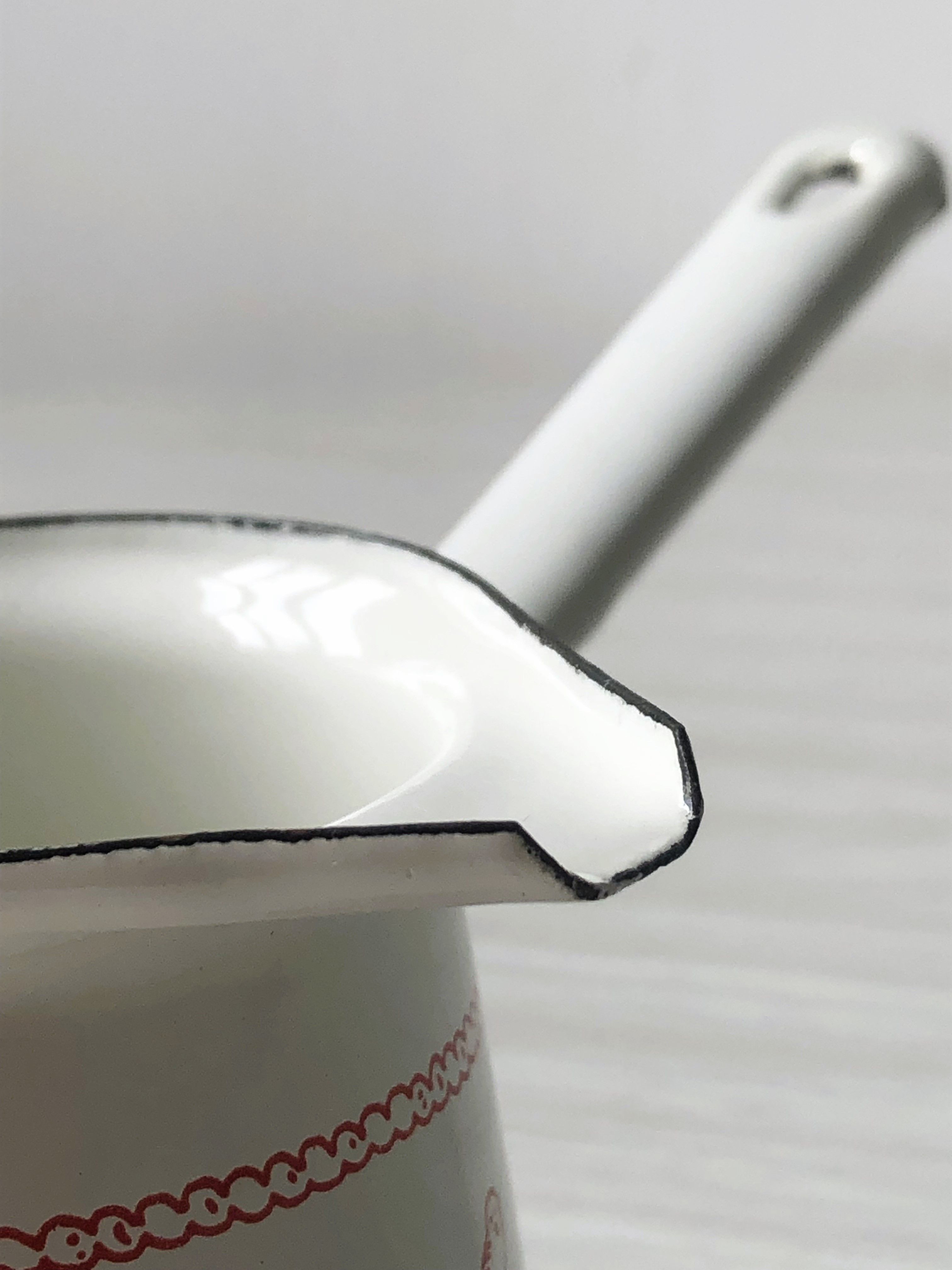Turkish coffee maker - antique milk jug in white enamel Come Poupoule Genevière Lethu.