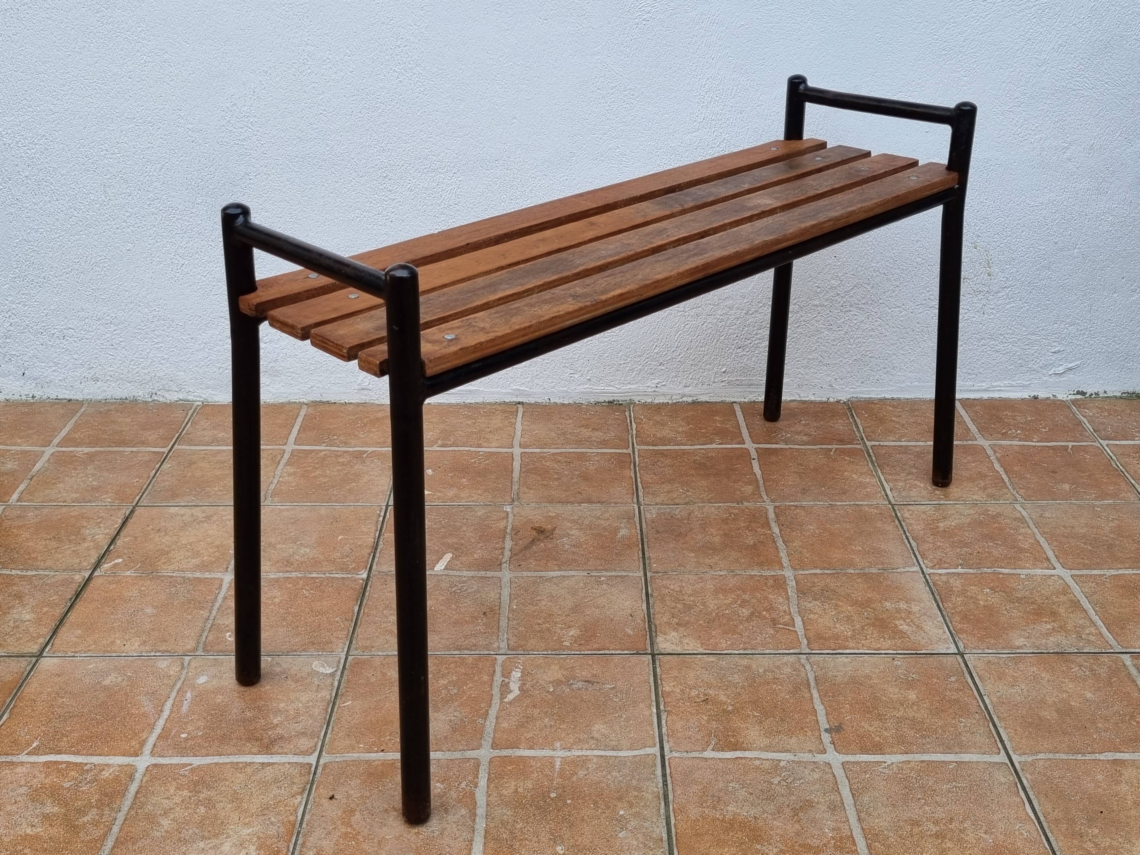 Bench in painted metal and wood, 100 cm