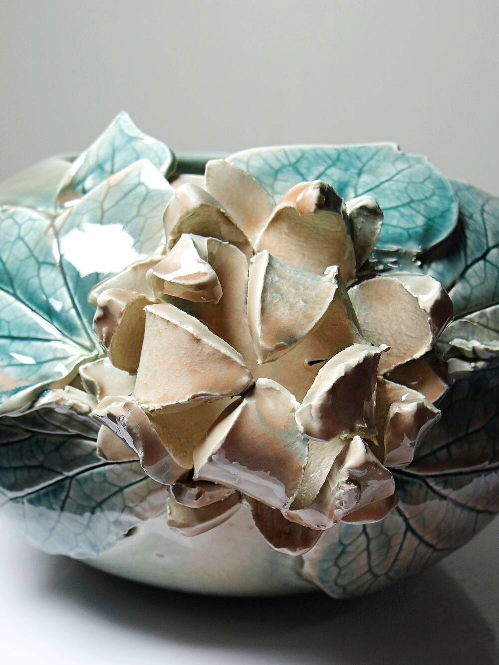 Vase boule décor relief floral en céramique artisanale signé Dina
