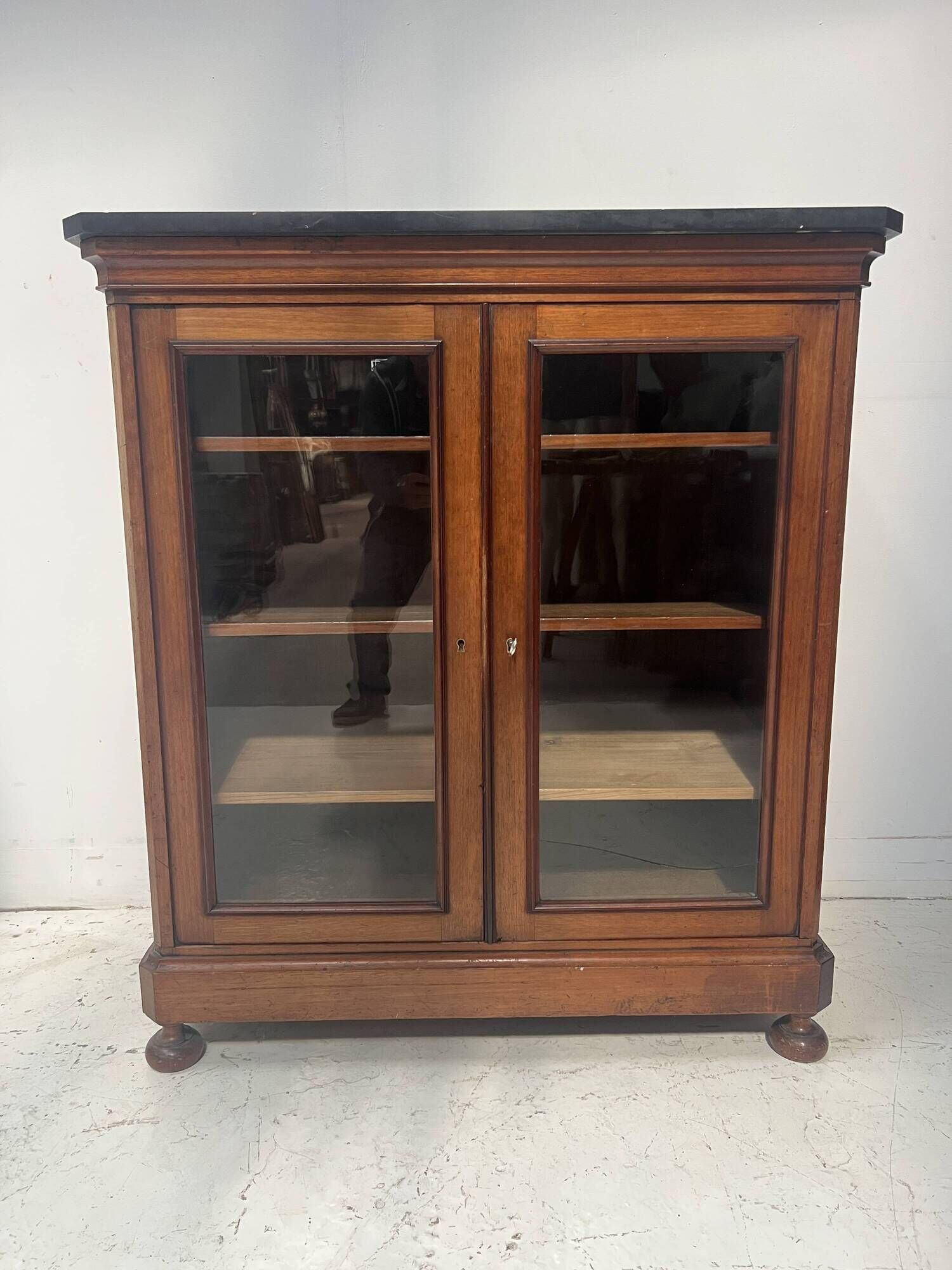 Display cabinet at counter height in mahogany and veneer, 19th century.