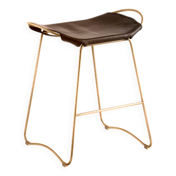 Contemporary bar stool in aged brass metal and dark brown leather.